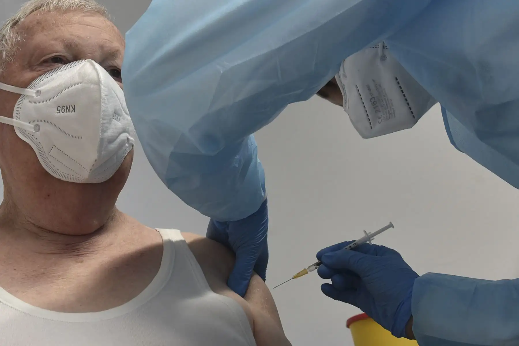 Un hombre es vacunado con la vacuna Pfizer-BioNTech COVID-19 contra el nuevo coronavirus en el centro de vacunación en Freising, sur de Alemania. Foto: AFP