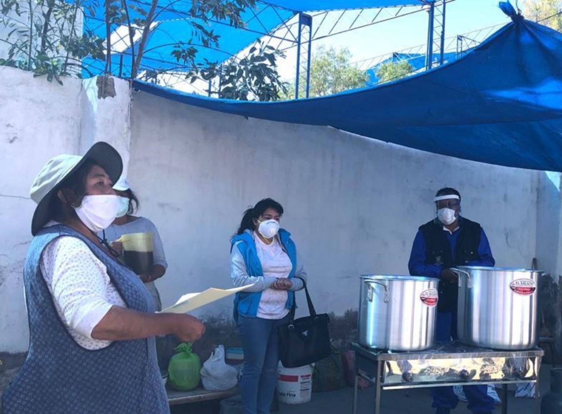 Mujeres de zonas populosas de Arequipa se unen y organizan ollas comunes para atender a la población vulnerable ante el covid-19 del distrito de Cayma.