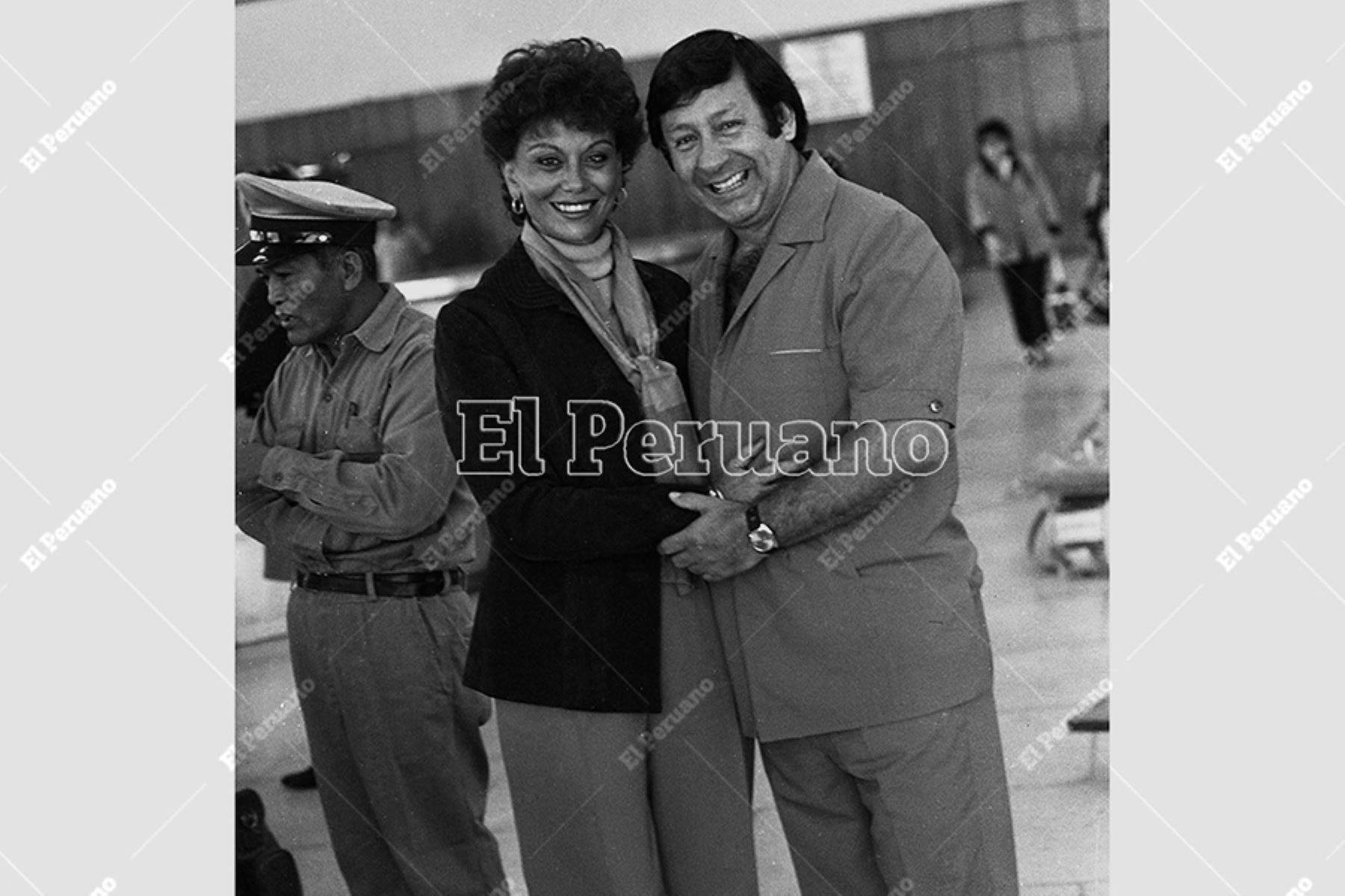 Callao - 6 mayo 1984 / Tulio Loza le da la bienvenida a Saby Kamalich a su llegada procedente de México. Foto: Archivo Histórico de El Peruano / Virgilio Molero