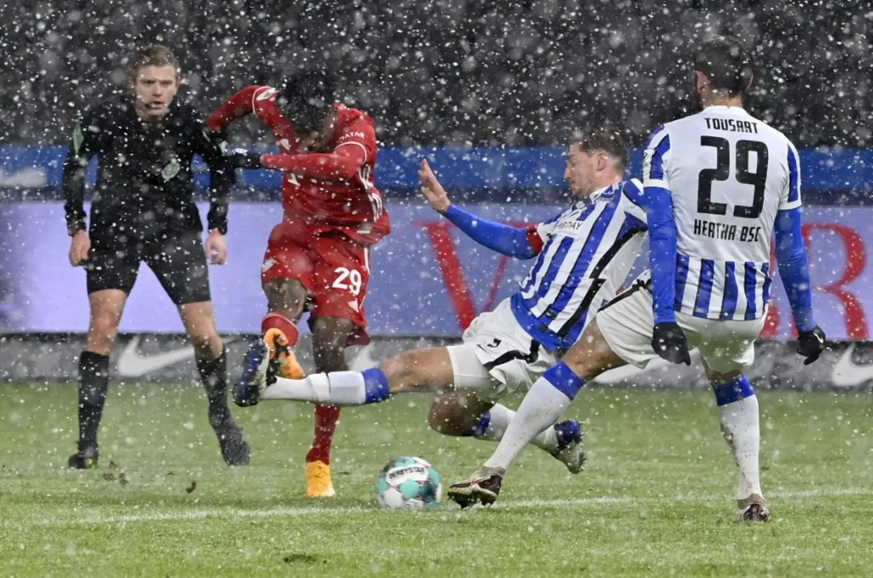 El delantero francés del Bayern Munich Kingsley Coman anota durante el partido de fútbol de la Bundesliga de primera división alemana entre el Hertha BSC Berlin y el FC Bayern Munich en Berlín. Foto: AFP