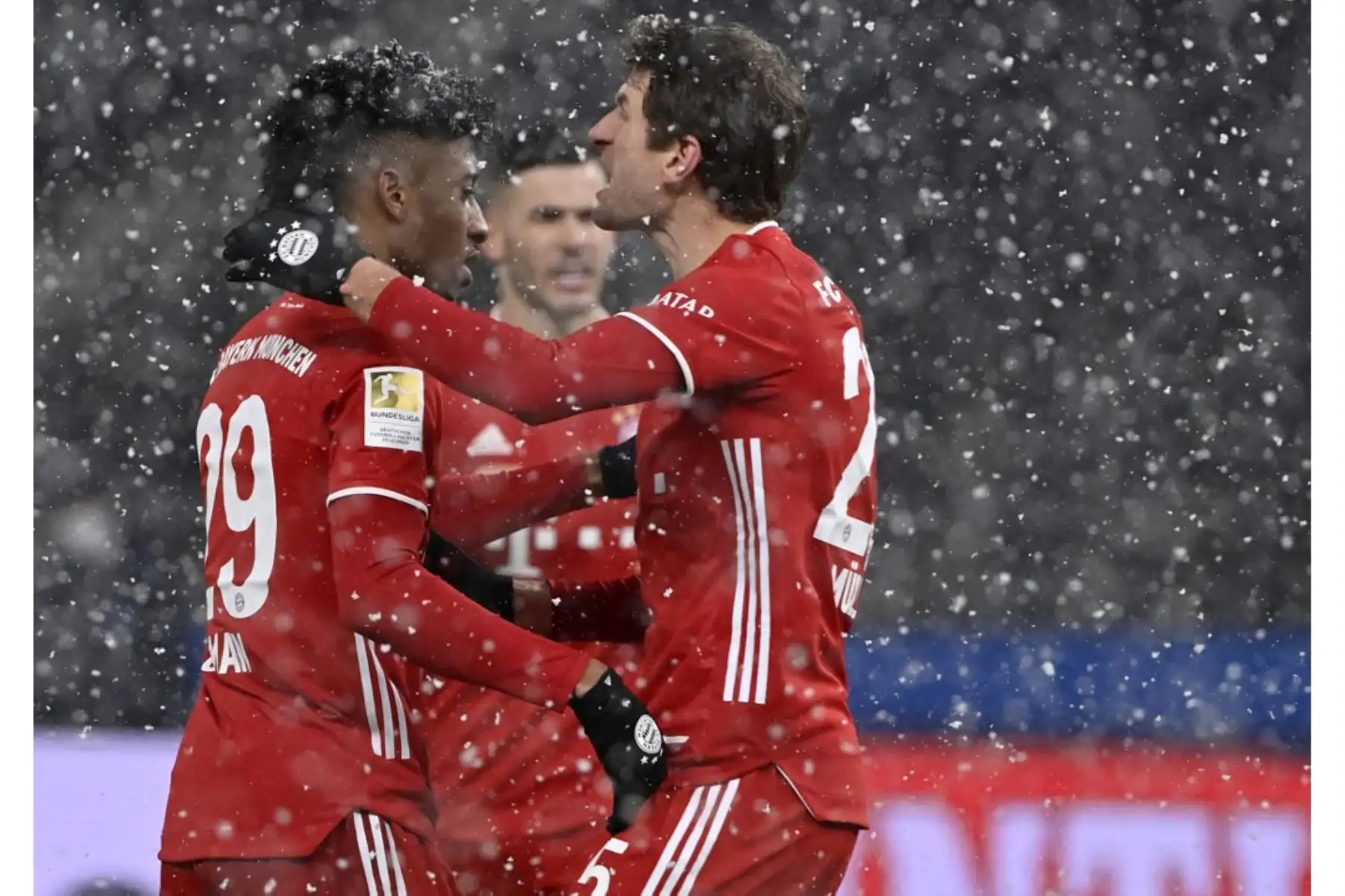 El delantero francés del Bayern Munich Kingsley Coman celebra con el delantero alemán del Bayern Munich Thomas Mueller anotando durante el partido de fútbol de la Bundesliga de primera división alemana entre el Hertha BSC Berlin y el FC Bayern Munich en Berlín. Foto: AFP