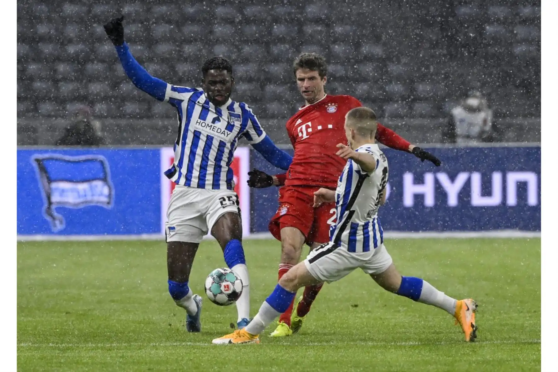 El defensor alemán del Hertha Berlin Jordan Torunarigha (L), el delantero alemán del Bayern Munich Thomas Mueller y el centrocampista argentino del Hertha Berlin Santiago Ascacibar compiten por el balón durante el partido de fútbol de la Bundesliga de primera división alemana entre el Hertha BSC Berlin y el FC Bayern Munich en Berlín. Foto: AFP