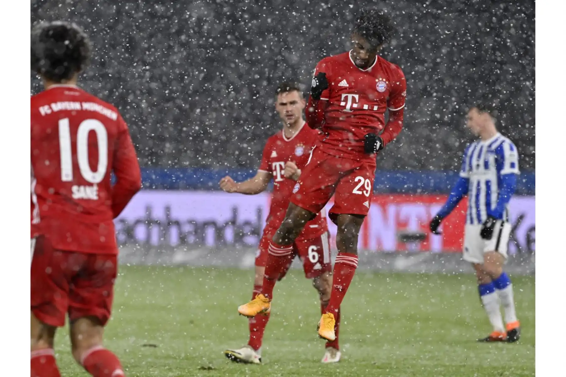 El delantero francés del Bayern Munich Kingsley Coman celebra su gol durante el partido de fútbol de la Bundesliga de primera división alemana entre el Hertha BSC Berlin y el FC Bayern Munich en Berlín. Foto: AFP