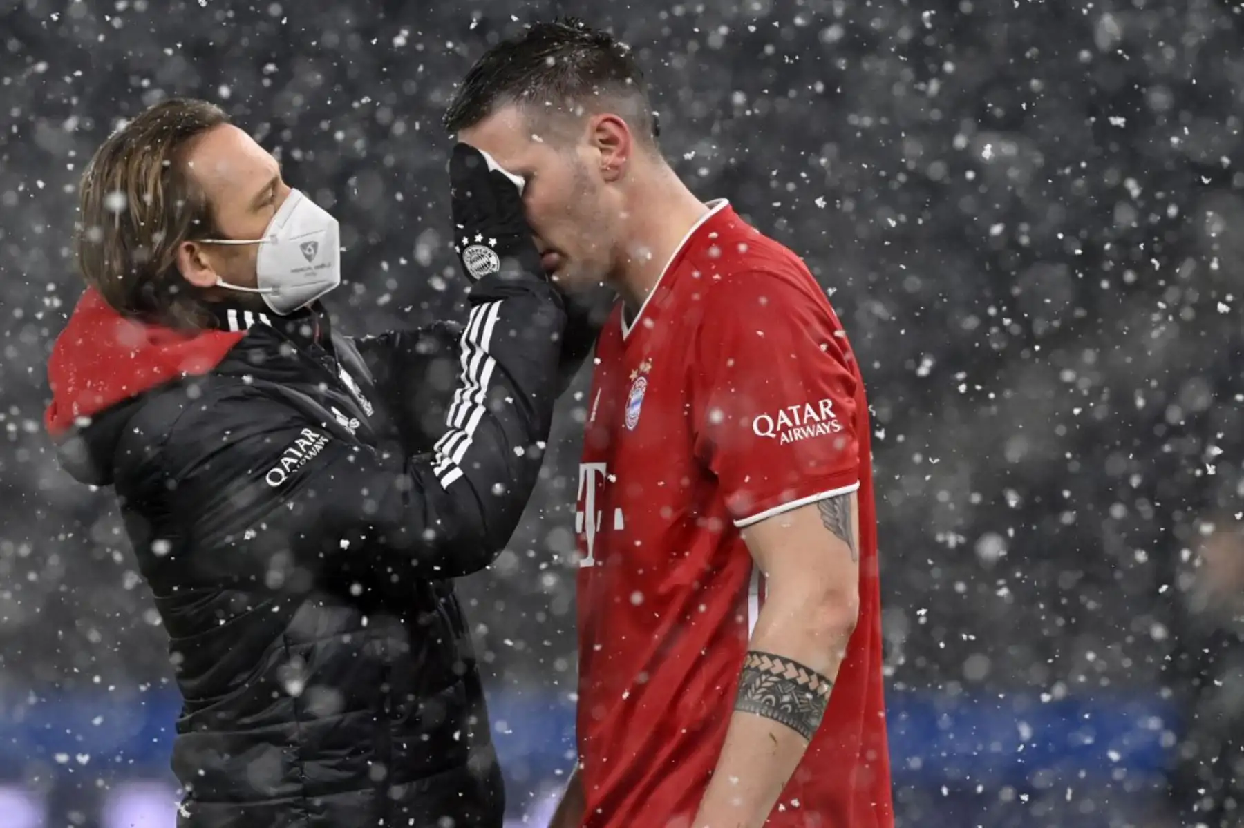 El defensor alemán del Bayern Munich Niklas Suele es tratado durante el partido de fútbol de la Bundesliga de primera división alemana entre el Hertha BSC Berlin y el FC Bayern Munich en Berlín. Foto: AFP