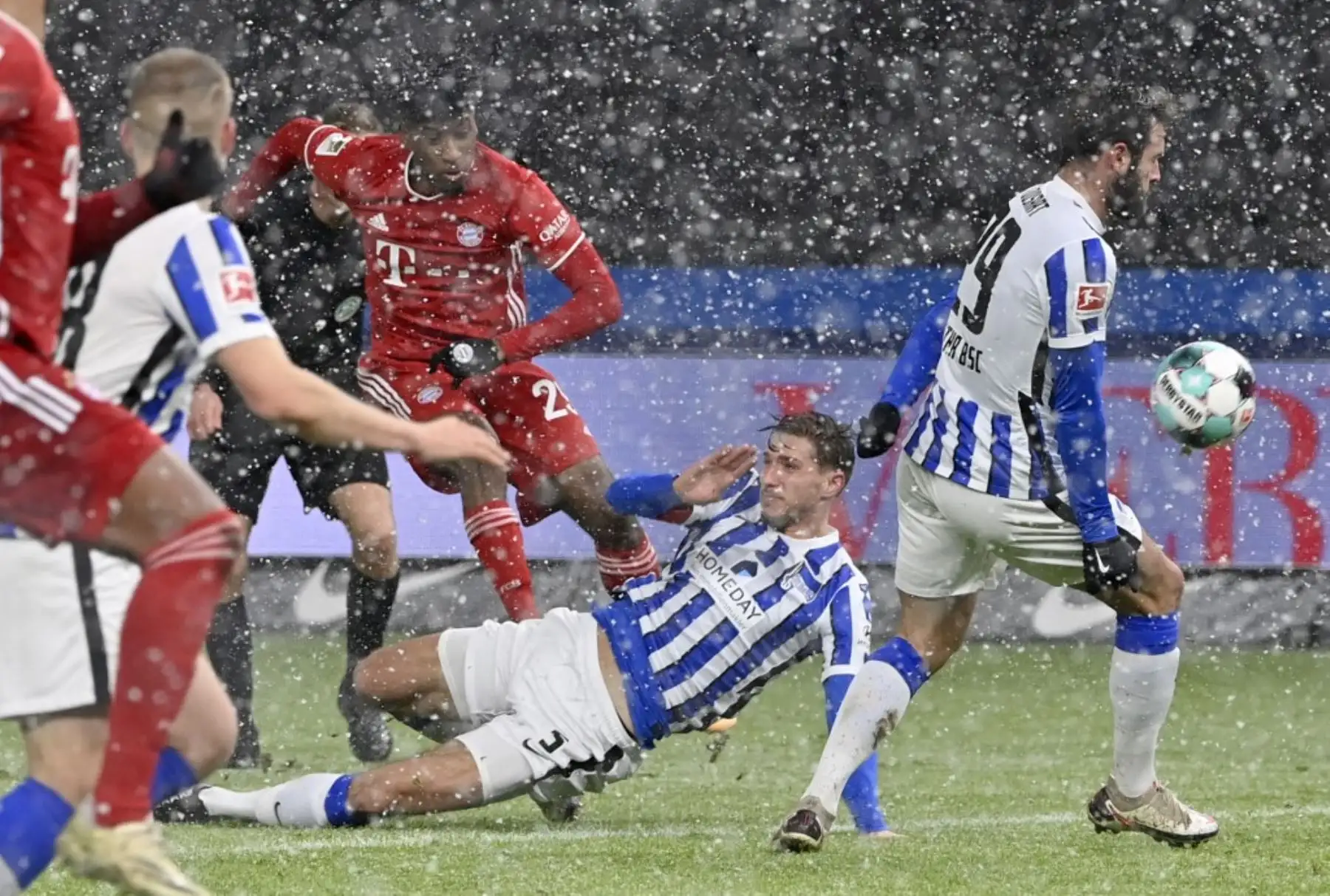 El delantero francés del Bayern Munich Kingsley Coman anota durante el partido de fútbol de la Bundesliga de primera división alemana entre el Hertha BSC Berlin y el FC Bayern Munich en Berlín. Foto: AFP