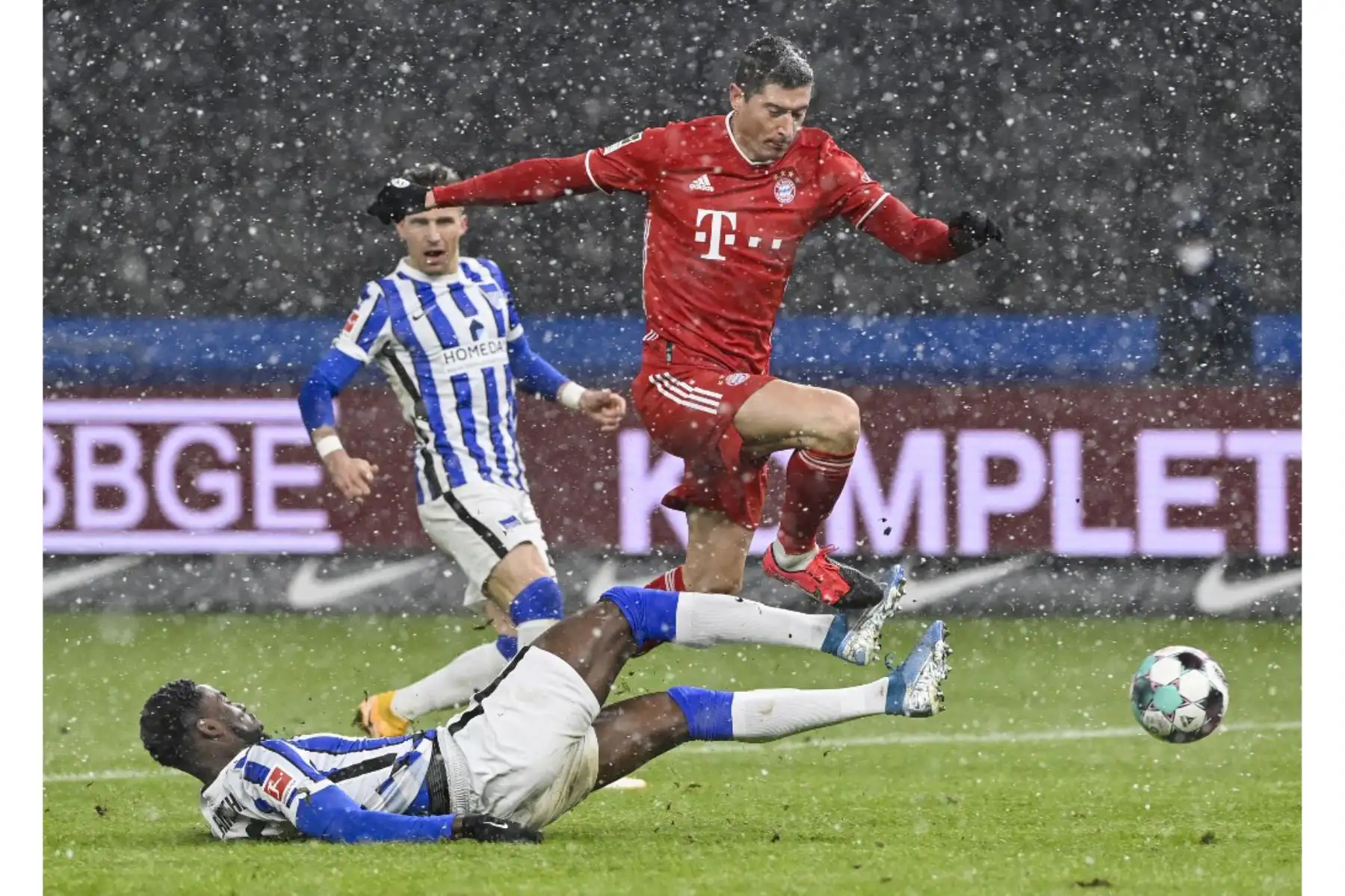 El defensor alemán del Hertha Berlin Jordan Torunarigha y el delantero polaco del Bayern Munich Robert Lewandowski compiten por el balón durante el partido de fútbol de la Bundesliga de primera división alemana entre el Hertha BSC Berlin y el FC Bayern Munich en Berlín. Foto: AFP