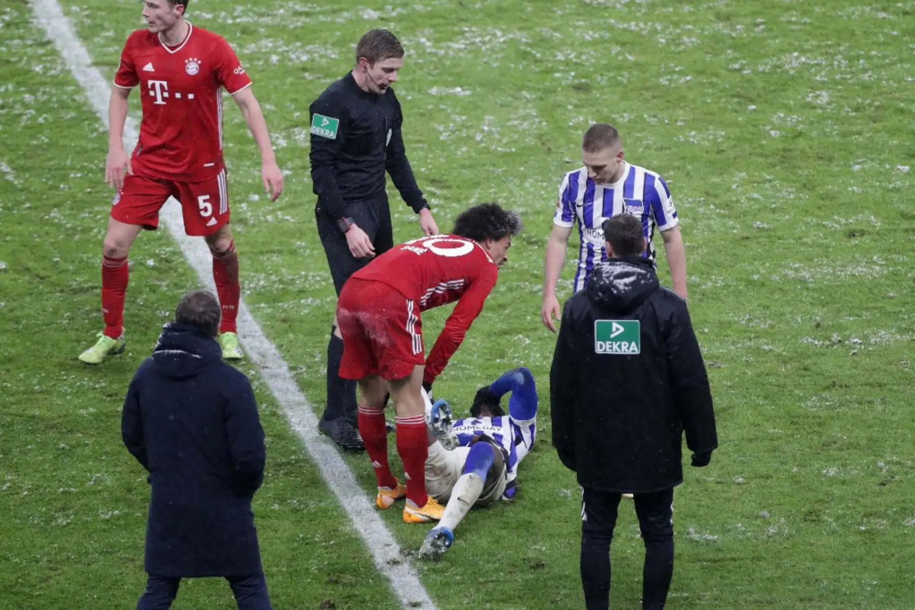 El defensor alemán del Hertha Berlín, Jordan Torunarigha, yace en el suelo tras chocar con el centrocampista alemán del Bayern Múnich Leroy Sane durante el partido de fútbol de la Bundesliga de primera división entre el Hertha BSC Berlín y el FC Bayern Múnich en Berlín.

Foto: AFP