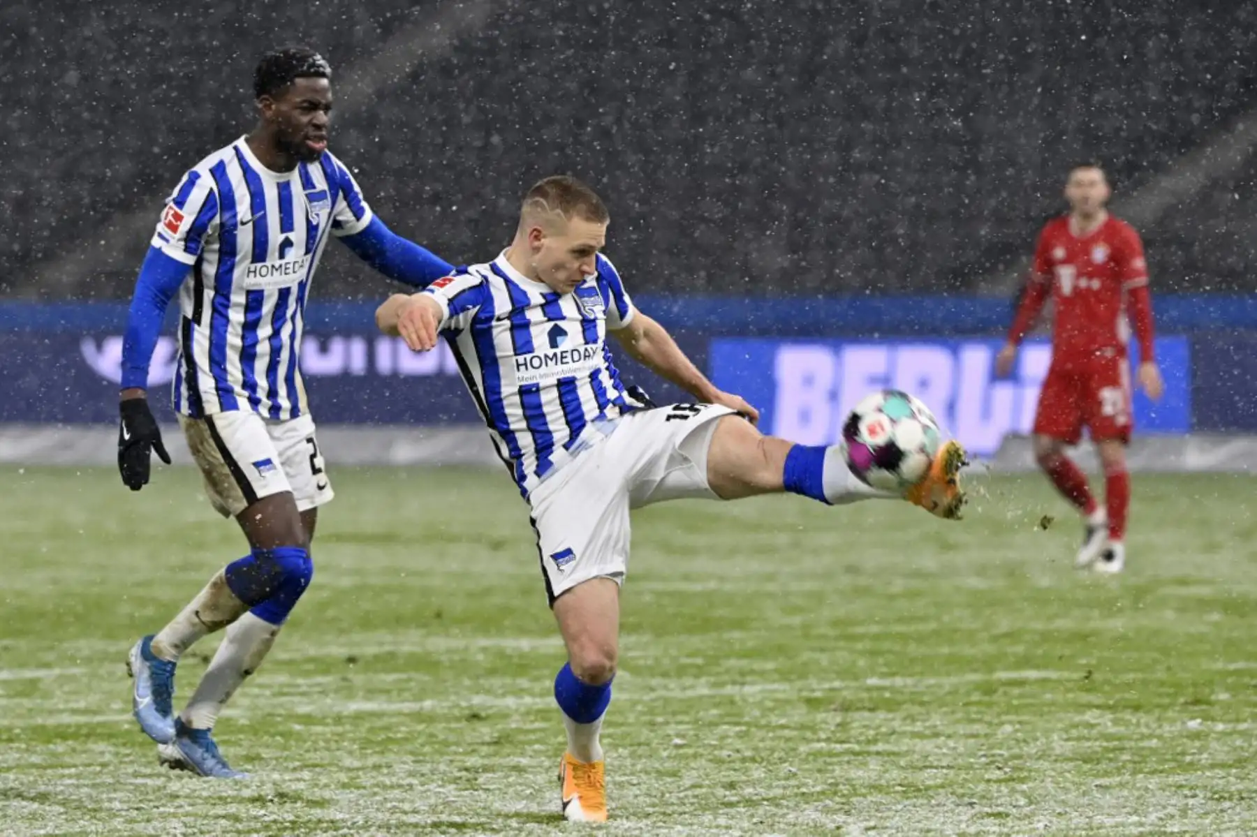 El centrocampista argentino del Hertha Berlin Santiago Ascacibar controla el balón durante el partido de fútbol de la Bundesliga de primera división alemana entre el Hertha BSC Berlin y el FC Bayern Munich en Berlín.

Foto: AFP