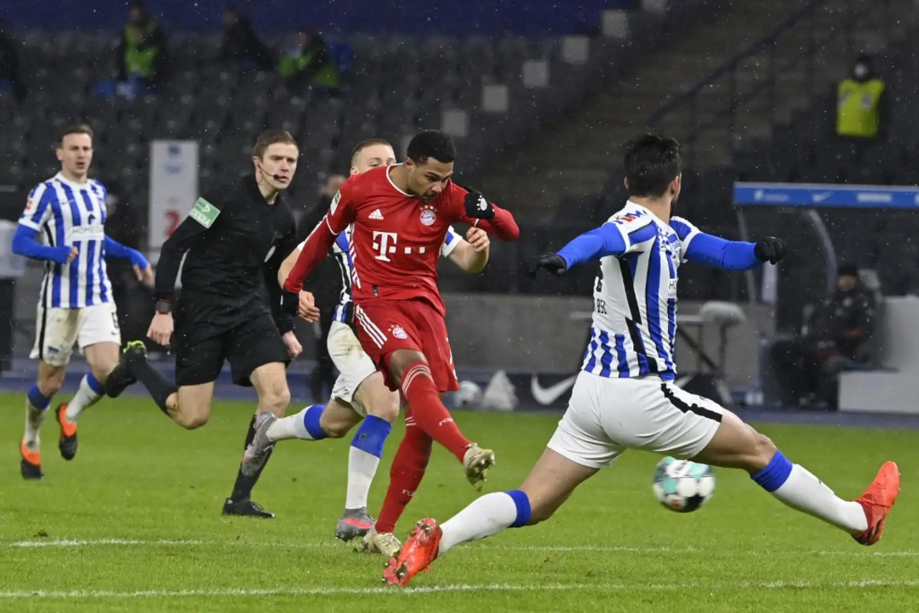 El centrocampista alemán del Bayern Munich Serge Gnabry intenta anotar más allá del defensor paraguayo del Hertha Berlin Omar Alderete compite por el balón durante el partido de fútbol de la Bundesliga de primera división alemana entre el Hertha BSC Berlin y el FC Bayern Munich en Berlín

Foto: AFP