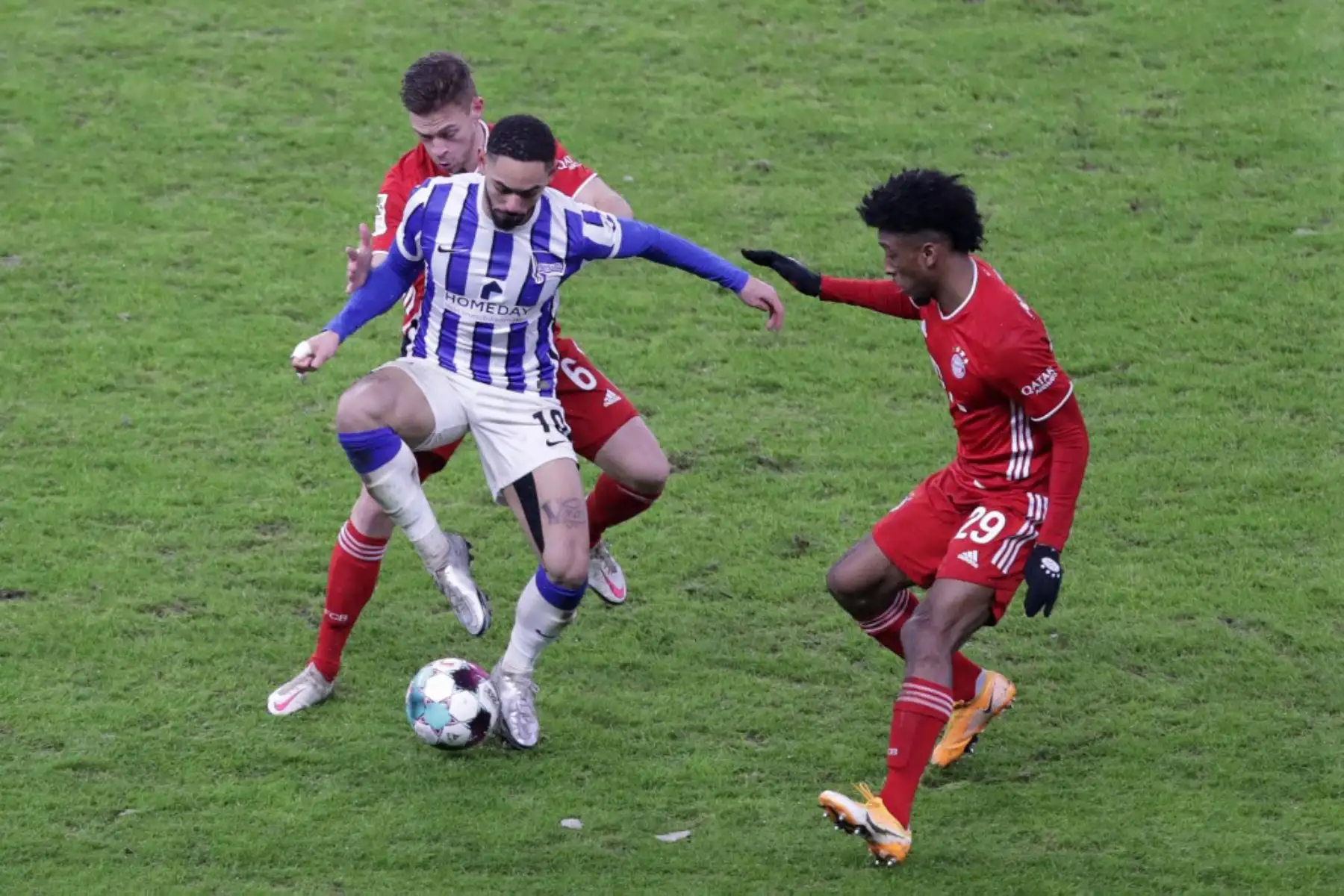 El delantero brasileño del Hertha Berlin Matheus Cunha (C) compite por el balón con el delantero francés del Bayern Munich Kingsley Coman (R) y el centrocampista alemán del Bayern Munich Joshua Kimmich durante el partido de fútbol de la Bundesliga de primera división alemana entre el Hertha BSC Berlin y el FC Bayern Munich en Berlín.

Foto: AFP