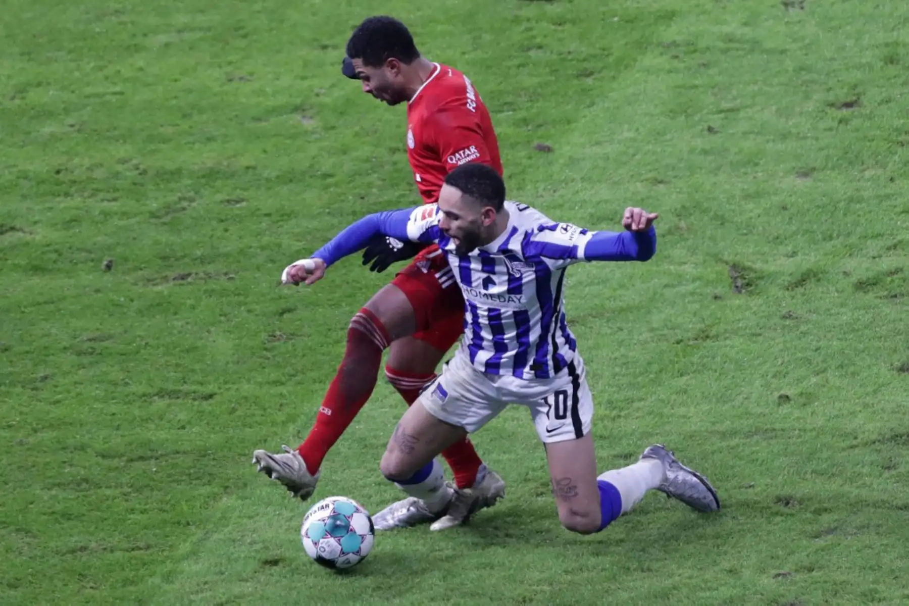El centrocampista alemán del Bayern Munich Serge Gnabry y el delantero brasileño del Hertha Berlin Matheus Cunha (R) compiten por el balón durante el partido de fútbol de la Bundesliga de primera división alemana entre el Hertha BSC Berlin y el FC Bayern Munich en Berlín.

Foto:AFP