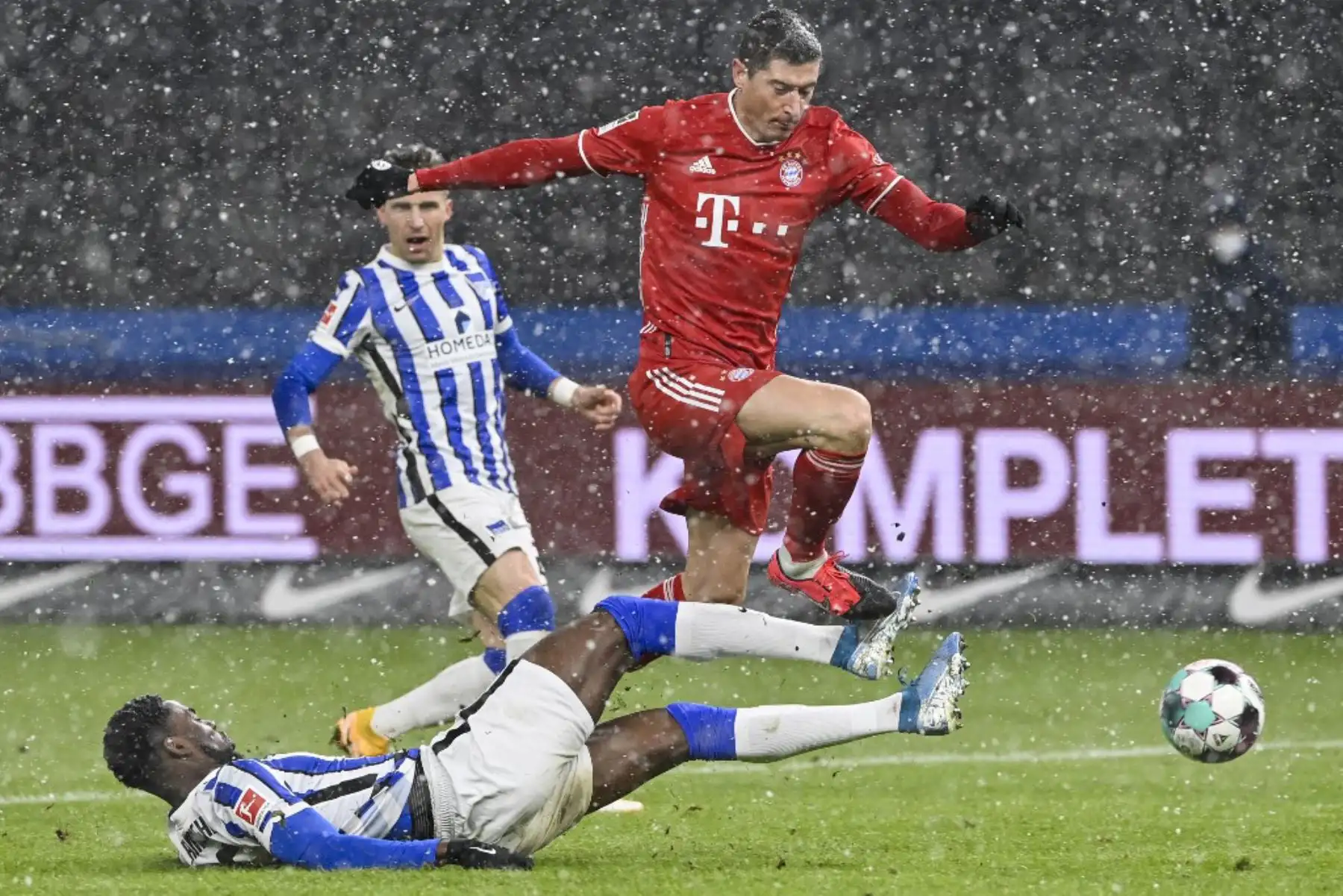 El defensor alemán del Hertha Berlin Jordan Torunarigha (L) y el delantero polaco del Bayern Munich Robert Lewandowski compiten por el balón durante el partido de fútbol de la Bundesliga de primera división alemana entre el Hertha BSC Berlin y el FC Bayern Munich en Berlín.

Foto:AFP