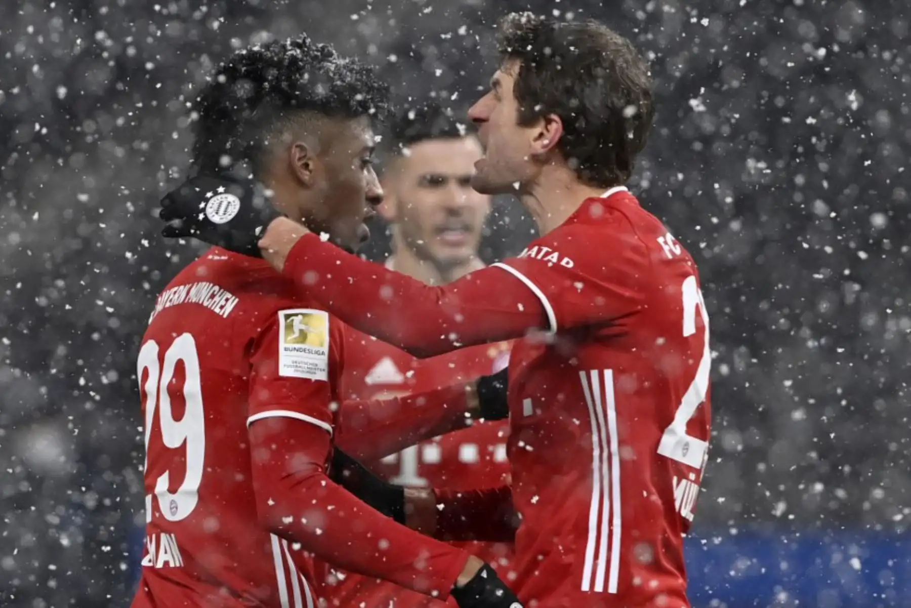 El delantero francés del Bayern Munich Kingsley Coman (L) celebra con el delantero alemán del Bayern Munich Thomas Mueller anotando durante el partido de fútbol de la Bundesliga de primera división alemana entre el Hertha BSC Berlin y el FC Bayern Munich en Berlín.

Foto:AFP