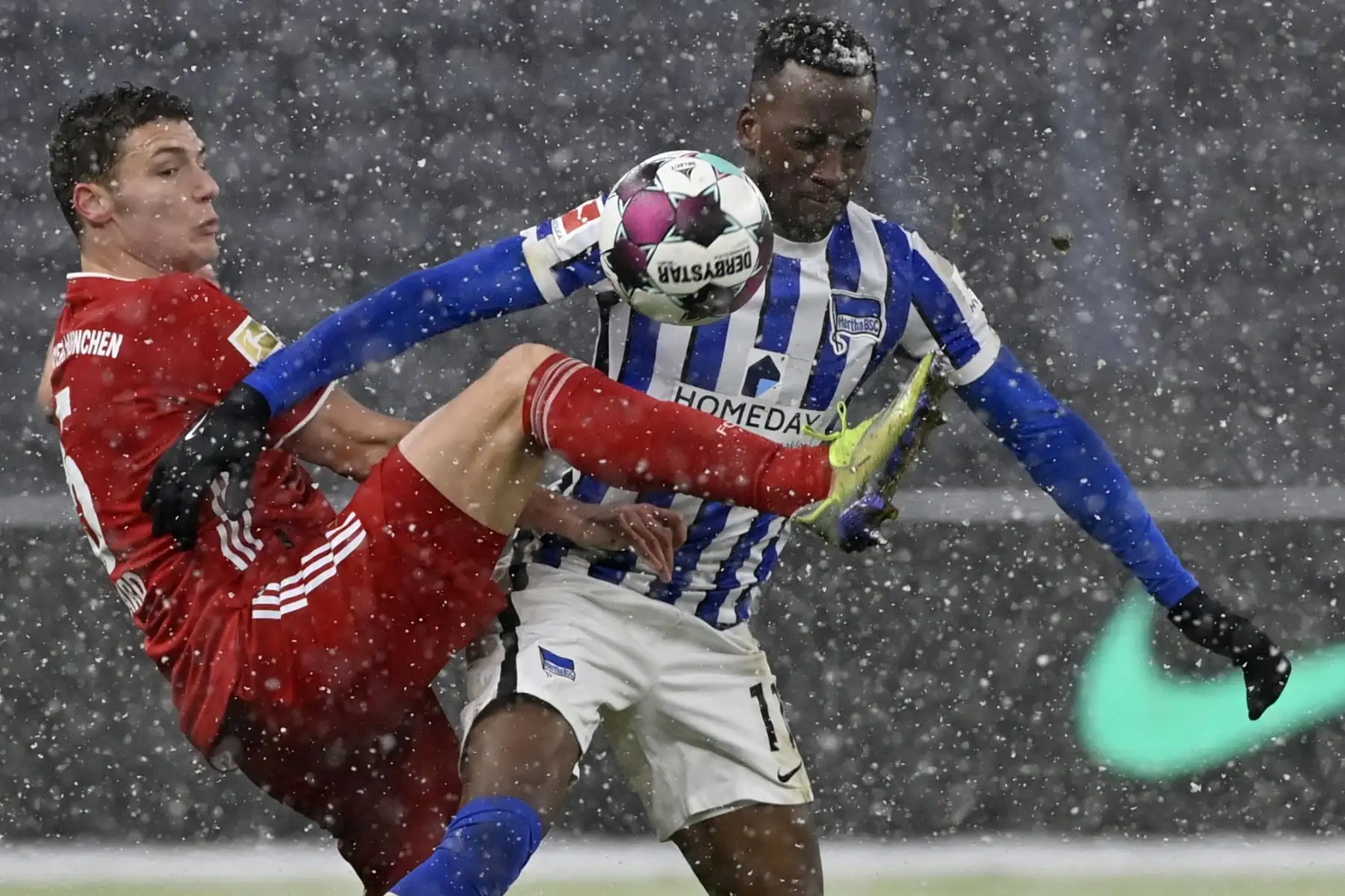 El defensor francés del Bayern Munich Benjamin Pavard (L) y el delantero belga del Hertha Berlin Dodi Lukebakio compiten por el balón durante el partido de fútbol de la Bundesliga de primera división alemana entre el Hertha BSC Berlin y el FC Bayern Munich en Berlín.

Foto:AFP