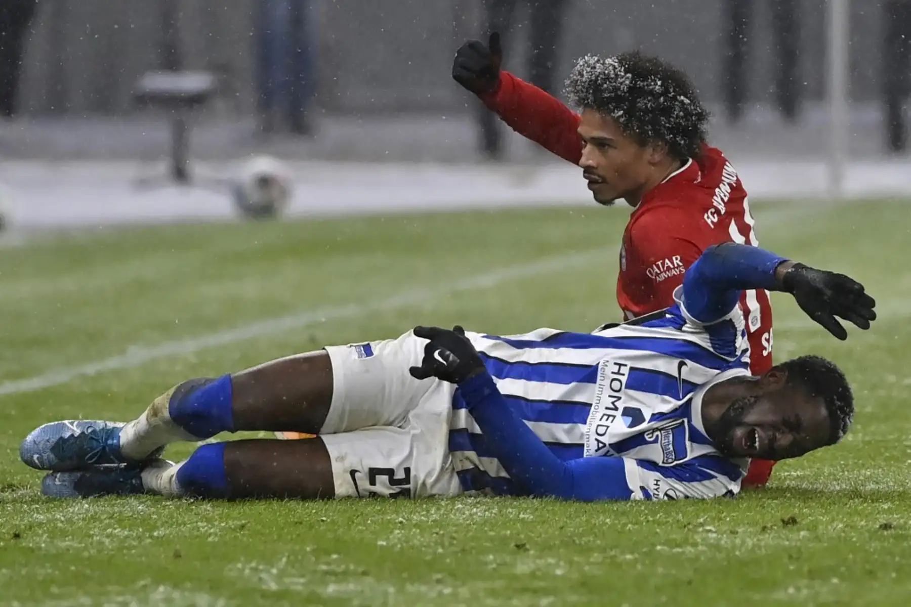 El defensa alemán del Hertha Berlín, Jordan Torunarigha, yace en el suelo después de chocar con el mediocampista alemán del Bayern Múnich Leroy Sane y antes de ser atendido por médicos durante el partido de fútbol de la Bundesliga de primera división alemana entre el Hertha BSC Berlín y el FC Bayern Múnich en Berlín.

Foto:AFP