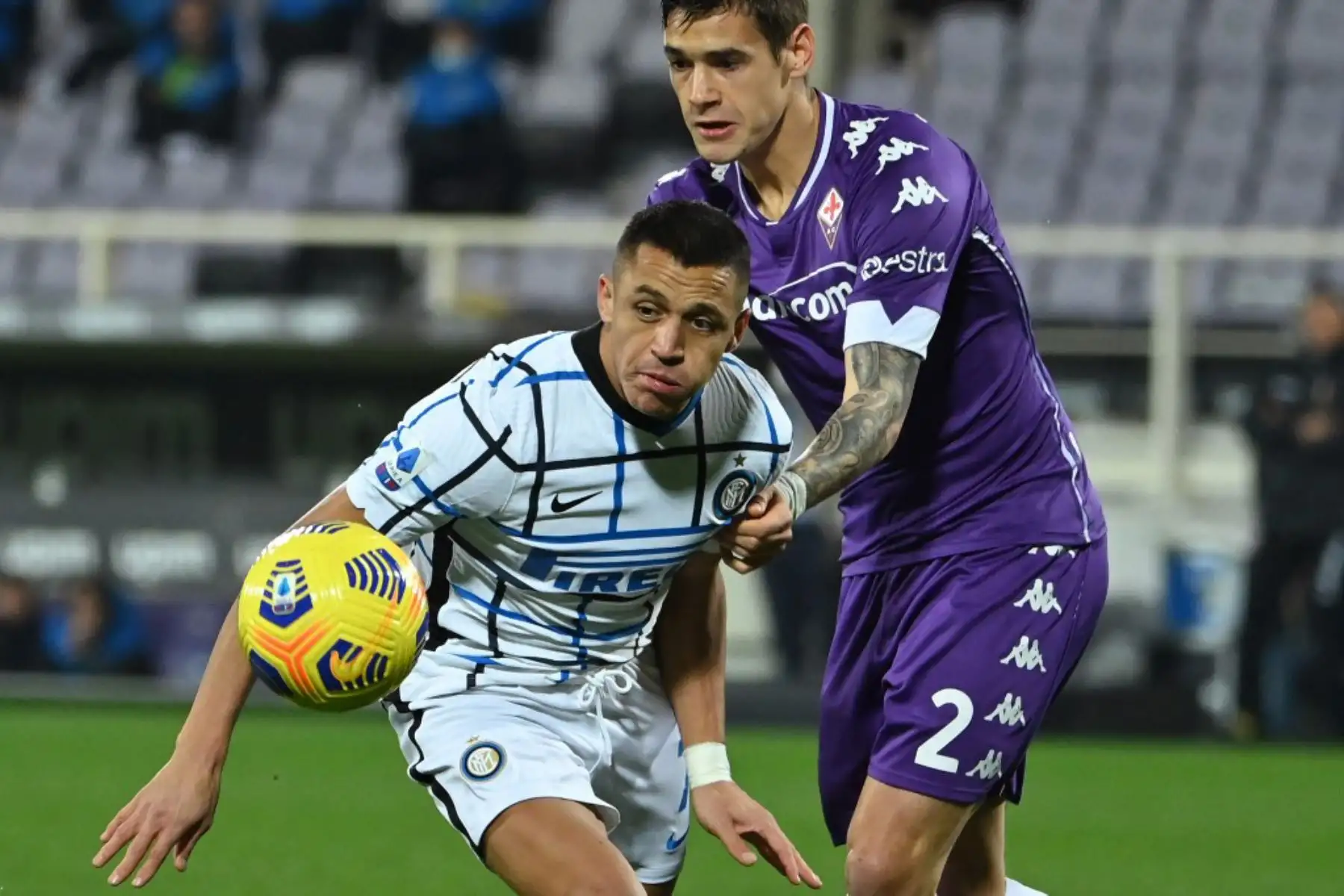 El defensor argentino de la Fiorentina Lucas Martinez Quarta (R) frena al delantero chileno del Inter de Milán, Alexis Sánchez, durante el partido de fútbol de la Serie A italiana Fiorentina vs Inter de Milán.

Foto:AFP