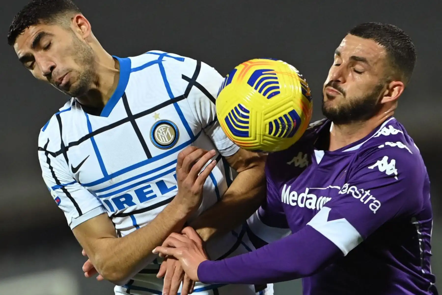 El defensa marroquí del Inter de Milán Achraf Hakimi (L) y el centrocampista francés de la Fiorentina Valentin Eysseric van de cabeza durante el partido de fútbol de la Serie A italiana Fiorentina vs Inter de Milán.

Foto:AFP