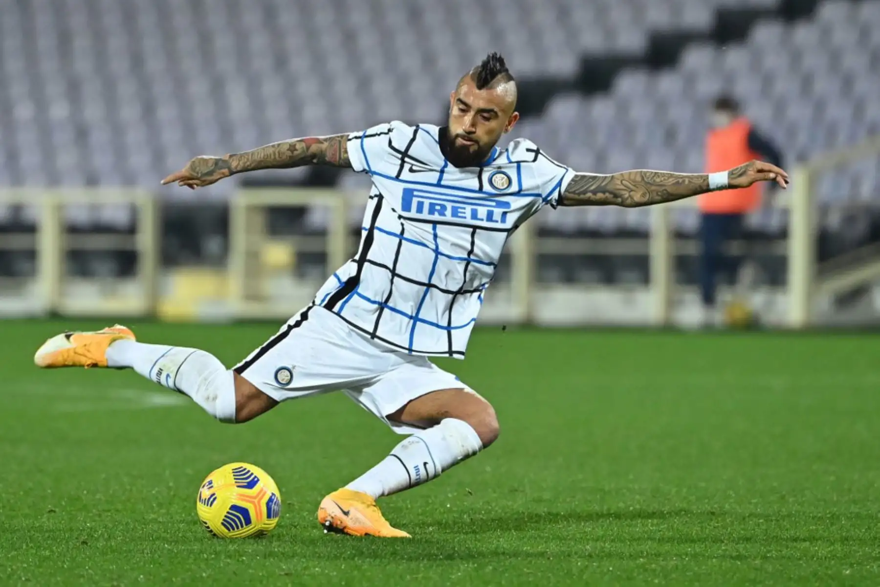 El centrocampista chileno del Inter de Milán Arturo Vidal dispara a portería durante el partido de fútbol de la Serie A italiana Fiorentina vs Inter de Milán.

Foto:AFP