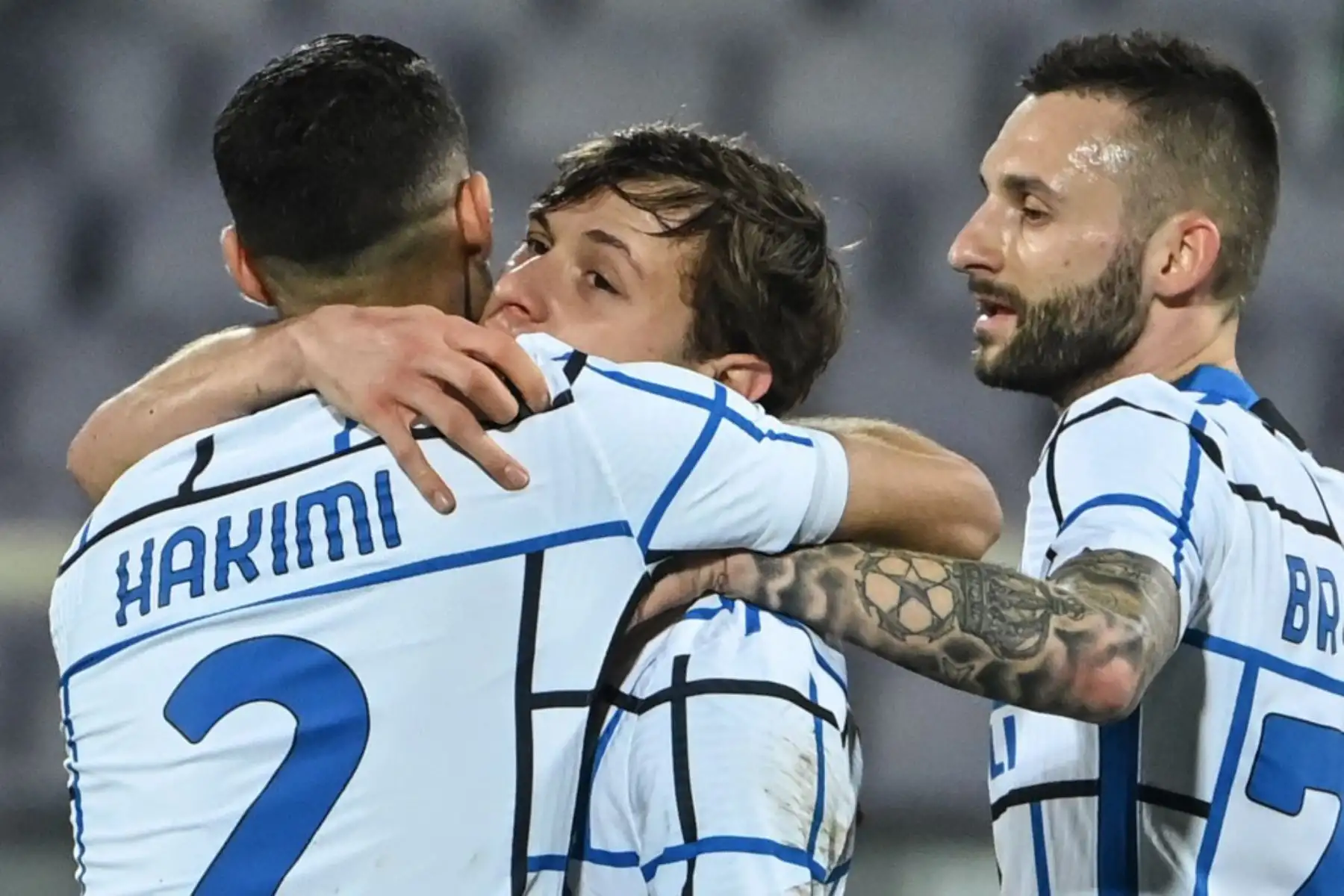 El centrocampista italiano del Inter de Milán Nicolo Barella (C) celebra con el defensor marroquí del Inter de Milán Achraf Hakimi (L) y el centrocampista croata del Inter de Milán Marcelo Brozovic después de abrir el marcador durante el partido de fútbol de la Serie A italiana Fiorentina vs Inter de Milán.

Foto:AFP