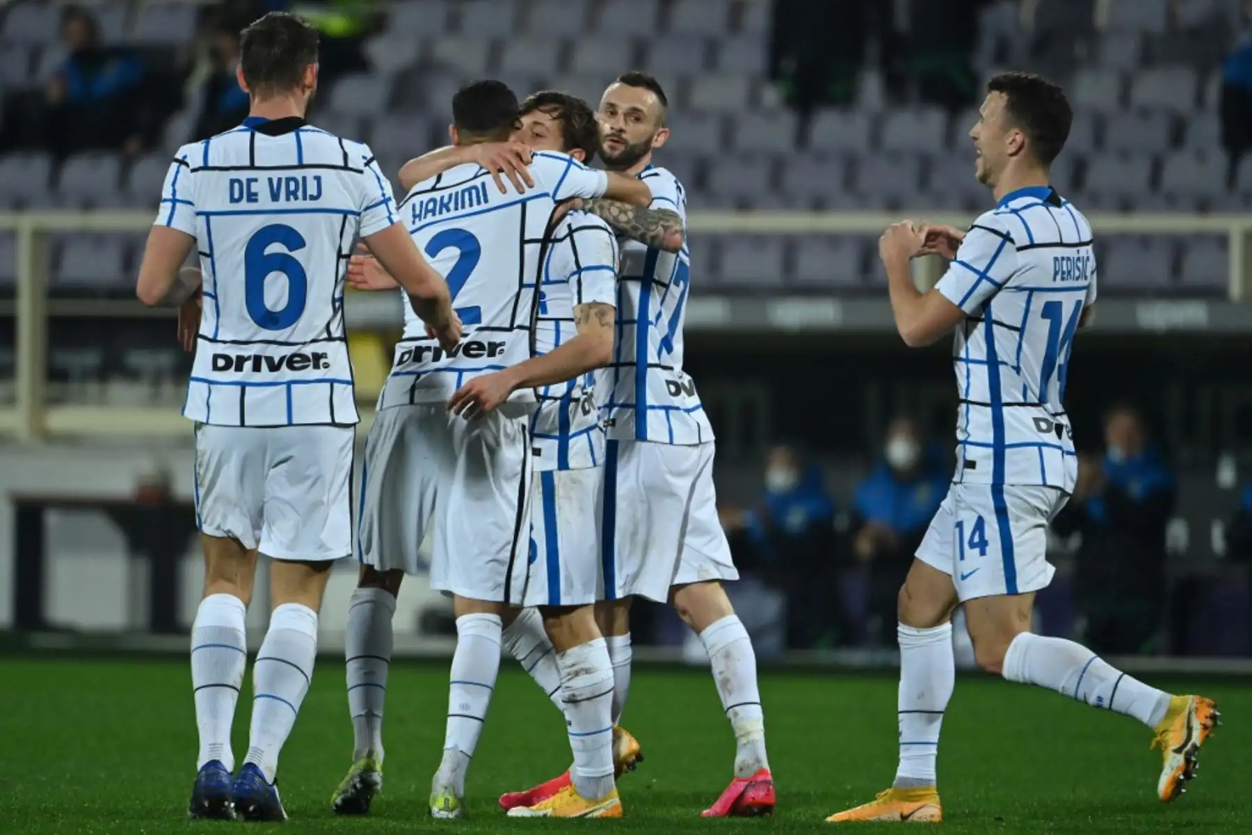 El centrocampista italiano del Inter de Milán Nicolo Barella (C) celebra tras abrir el marcador durante el partido de fútbol de la Serie A italiana Fiorentina vs Inter de Milán.

Foto:AFP