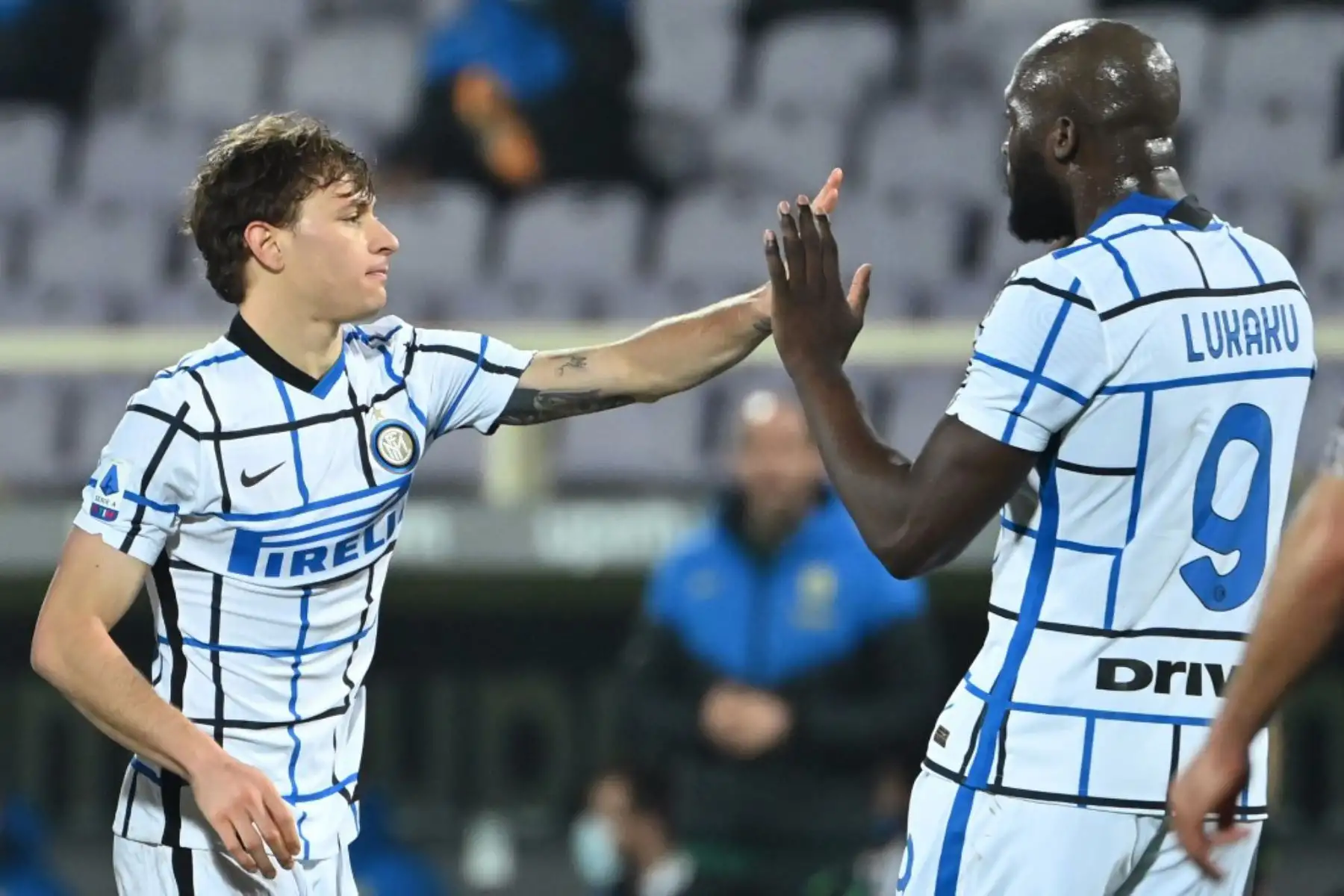 El centrocampista italiano del Inter de Milán Nicolo Barella (L) celebra con el delantero belga del Inter de Milán Romelu Lukaku después de abrir el marcador durante el partido de fútbol de la Serie A italiana Fiorentina vs Inter de Milán.

Foto: AFP