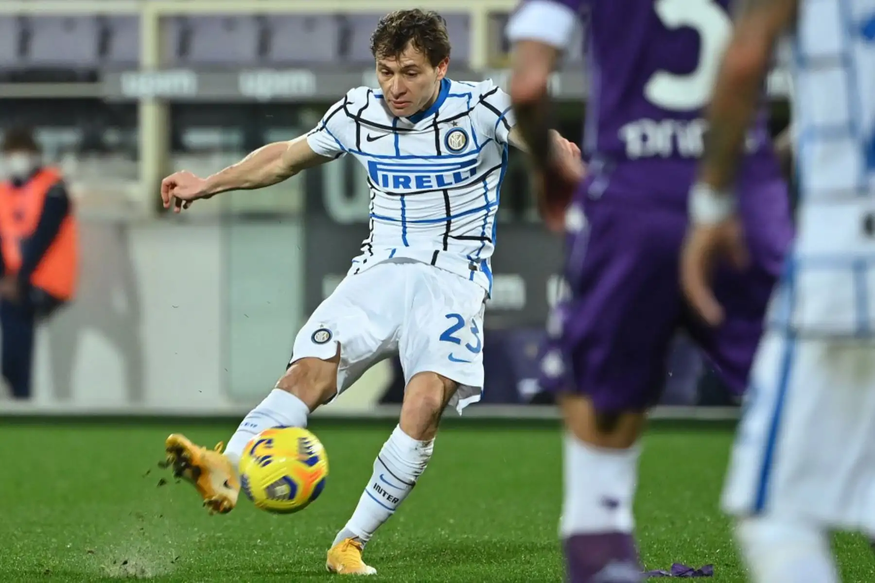 El centrocampista italiano del Inter de Milán Nicolo Barella dispara para abrir el marcador durante el partido de fútbol de la Serie A italiana Fiorentina vs Inter de Milán.

Foto:AFP
