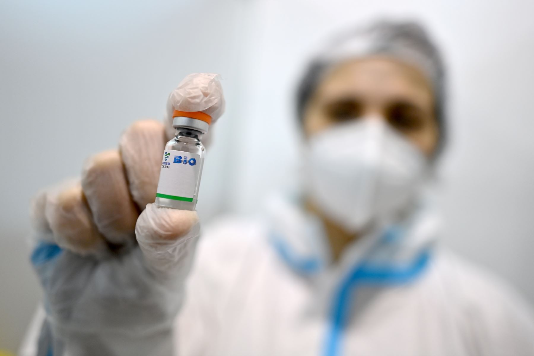 La región Cusco recibe hoy 28,000 dosis de las vacunas anticovid-19 del laboratorio Sinopharm, y desde mañana empezará la inmunización al personal de salud que labora en las unidades de cuidados intensivos y las áreas covid-19 de los hospitales. Foto: AFP.