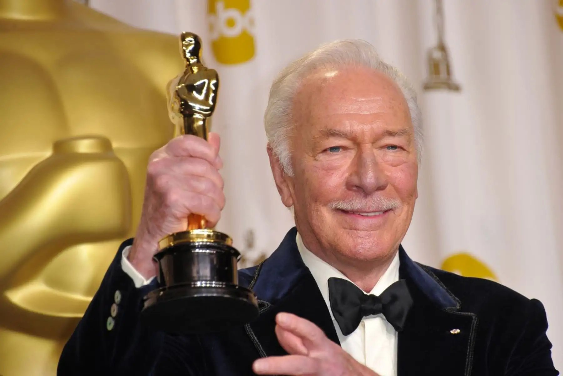 En esta foto de archivo tomada el 26 de febrero de 2012, Christopher Plummer sostiene su Oscar al mejor actor en un papel secundario por 