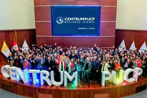 Profesores, colaboradores y personal administrativo de Centrum PUCP, en imagen de archivo. Foto: Centrum PUCP.