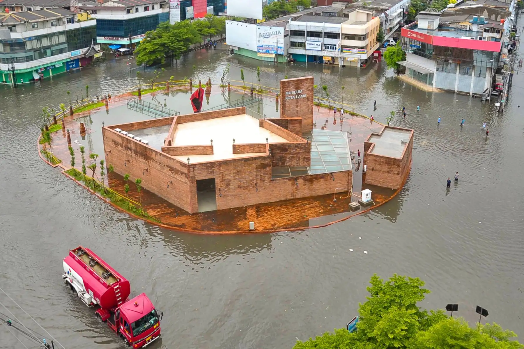 Esta imagen aérea muestra un área inundada causada por lluvias torrenciales en la ciudad de Semarang, Java central.
Foto: AFP