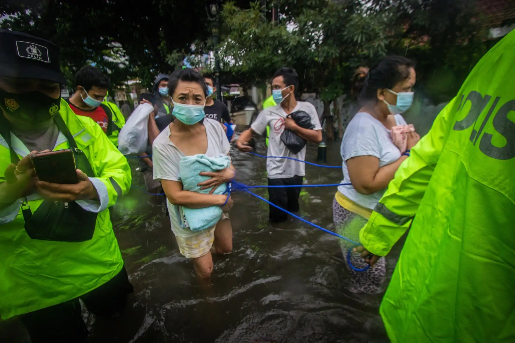 La policía escolta a los prisioneros desde un centro de detención a través de las inundaciones causadas por las lluvias torrenciales en Semarang, Java central.
Foto :AFP