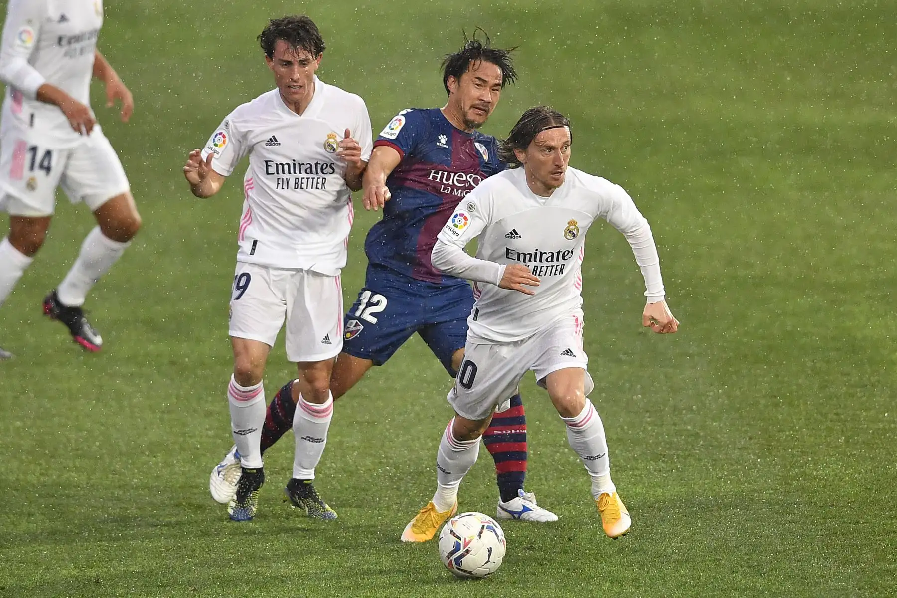 El delantero japonés del Huesca Shinji Okazaki desafía al defensor español del Real Madrid Alvaro Odriozola y al centrocampista croata del Real Madrid Luka Modric durante el partido de fútbol de la liga española entre SD Huesca y Real Madrid.
Foto: AFP