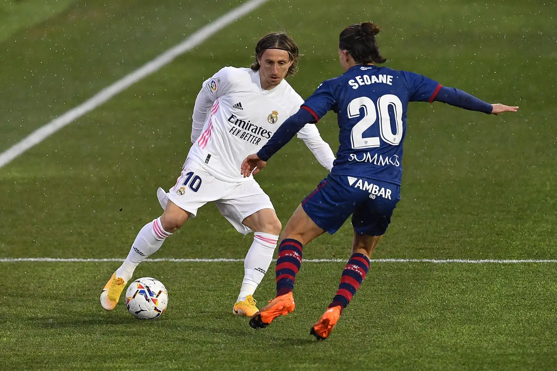 El centrocampista croata del Real Madrid Luka Modric desafía al centrocampista español del Huesca Jaime Seoane durante el partido de fútbol de la liga española entre la SD Huesca y el Real Madrid.
Foto: AFP