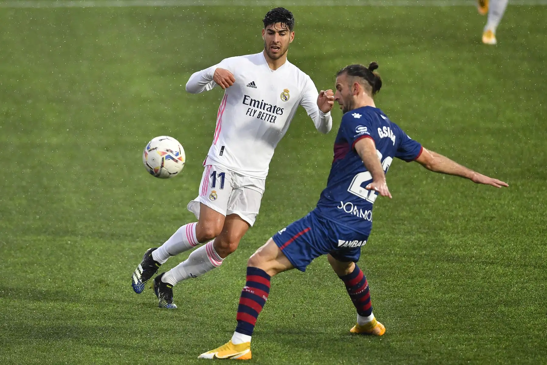 El centrocampista español del Real Madrid Marco Asensio desafía al defensa uruguayo del Huesca Gaston Silva durante el partido de fútbol de la liga española entre la SD Huesca y el Real Madrid.
Foto: AFP