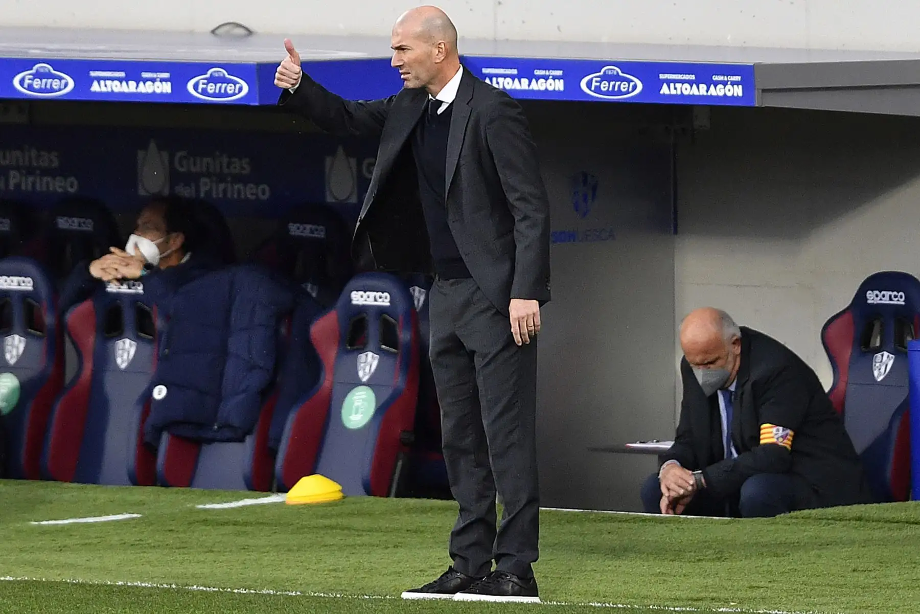 El técnico francés del Real Madrid, Zinedine Zidane, levanta el pulgar durante el partido de fútbol de la liga española entre la SD Huesca y el Real Madrid. 
Foto: AFP