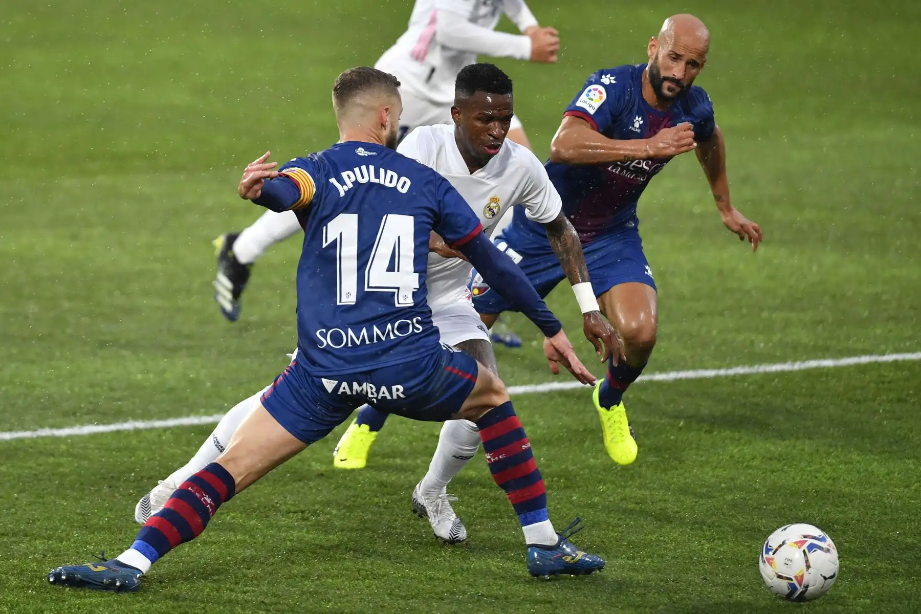 El delantero brasileño del Real Madrid Vinicius Junior desafía al defensa español del Huesca Jorge Pulido y al centrocampista español del Huesca Mikel Rico durante el partido de fútbol de la liga española entre SD Huesca y Real Madrid. 
Foto: AFP