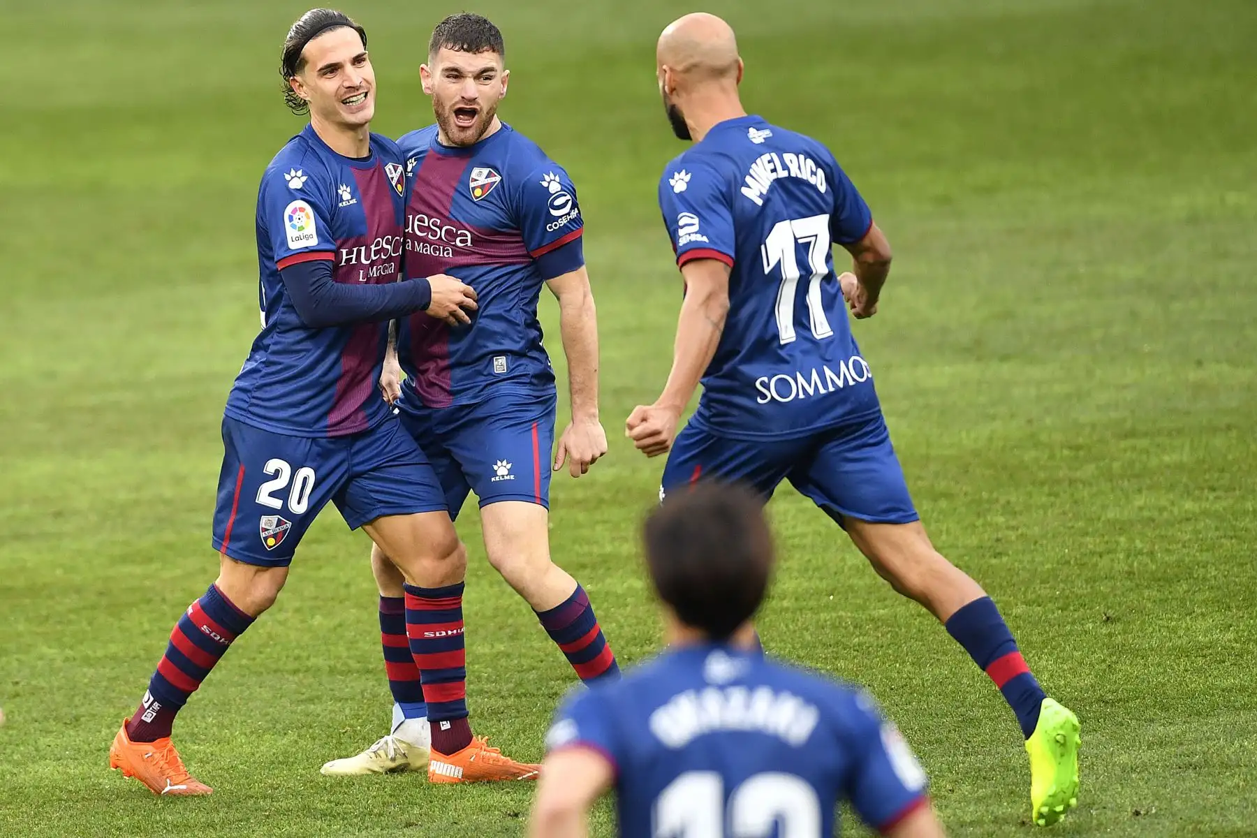 El defensa español del Huesca Javi Galán celebra con el centrocampista español del Huesca Jaime Seoane y el centrocampista español del Huesca Mikel Rico  después de marcar un gol durante el partido de fútbol de la liga española entre la SD Huesca y el Real Madrid. 
Foto: AFP