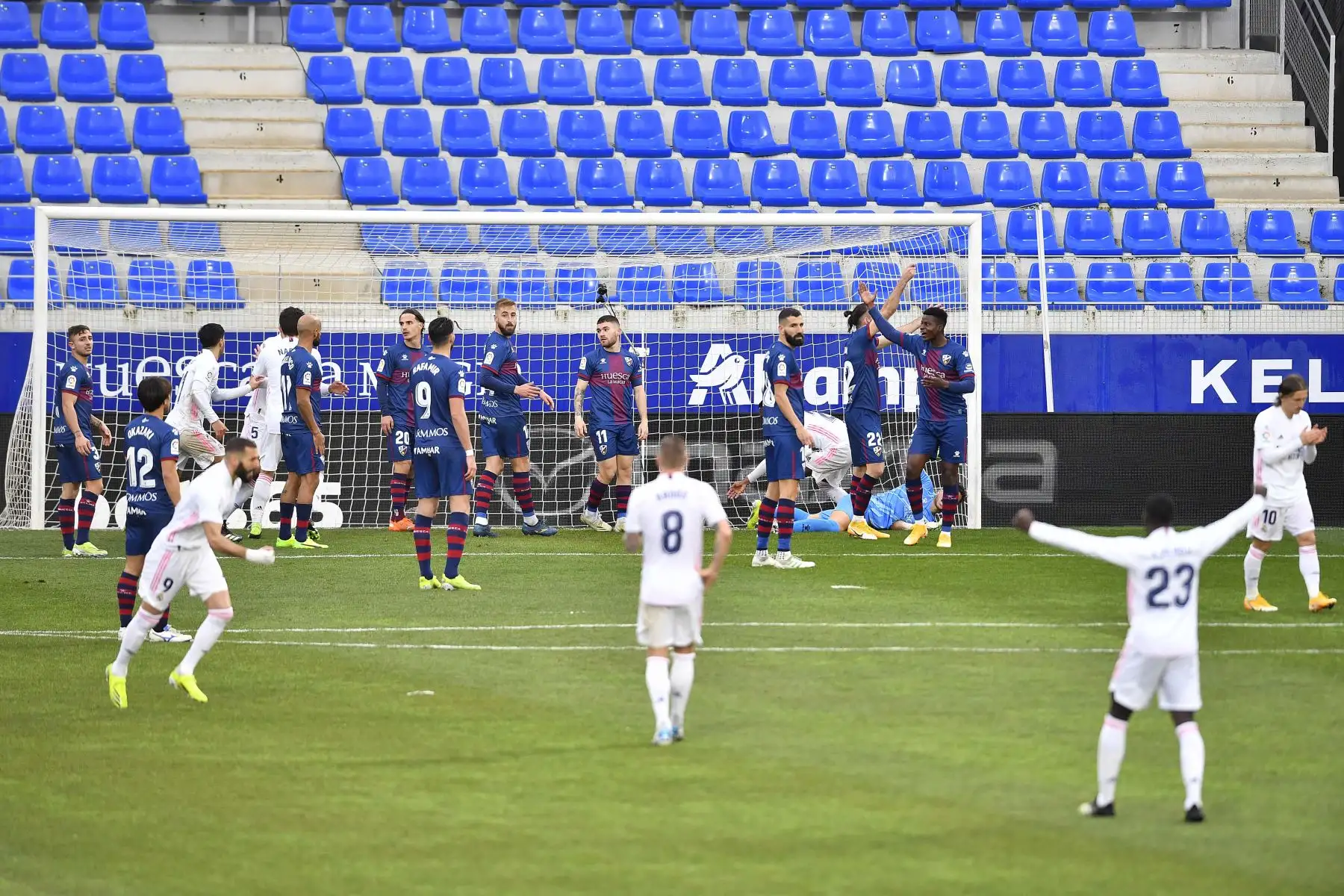 Los jugadores del Real Madrid celebran tras marcar un gol durante el partido de fútbol de la liga española entre la SD Huesca y el Real Madrid.
Foto: AFP
