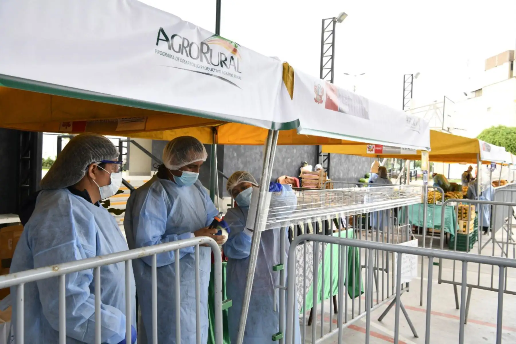 Alrededor de 30 pequeños productores de la Agricultura Familiar ofrecen variedad de productos de primera necesidad a precios justos en los mercados de Midagri “ De la Chacra a la Olla “ en el distrito de Chorrillos.
Foto: Agro Rural