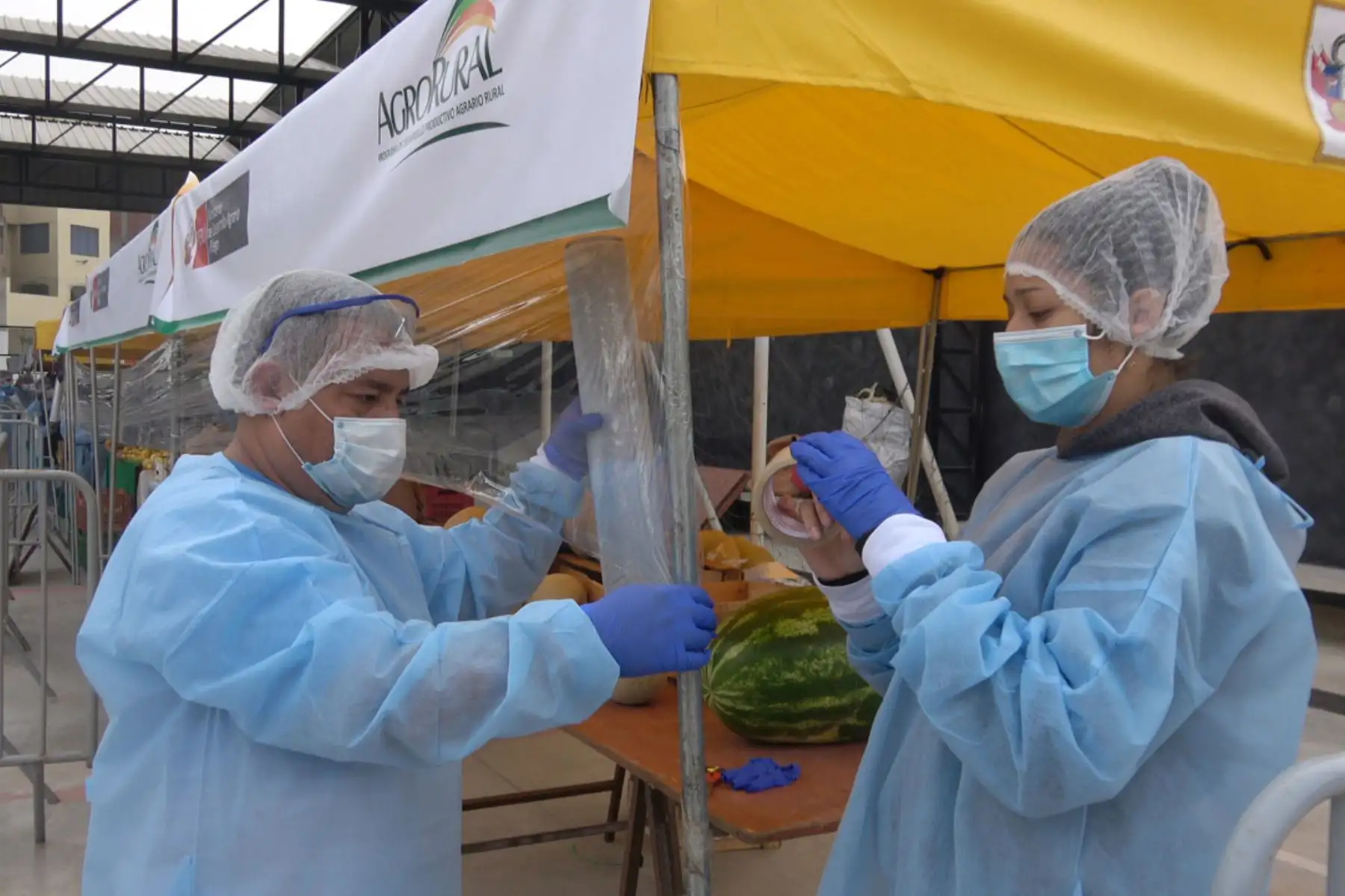 Alrededor de 30 pequeños productores de la Agricultura Familiar ofrecen variedad de productos de primera necesidad a precios justos en los mercados de Midagri “ De la Chacra a la Olla “ en el distrito de Chorrillos.
Foto: Agro Rural