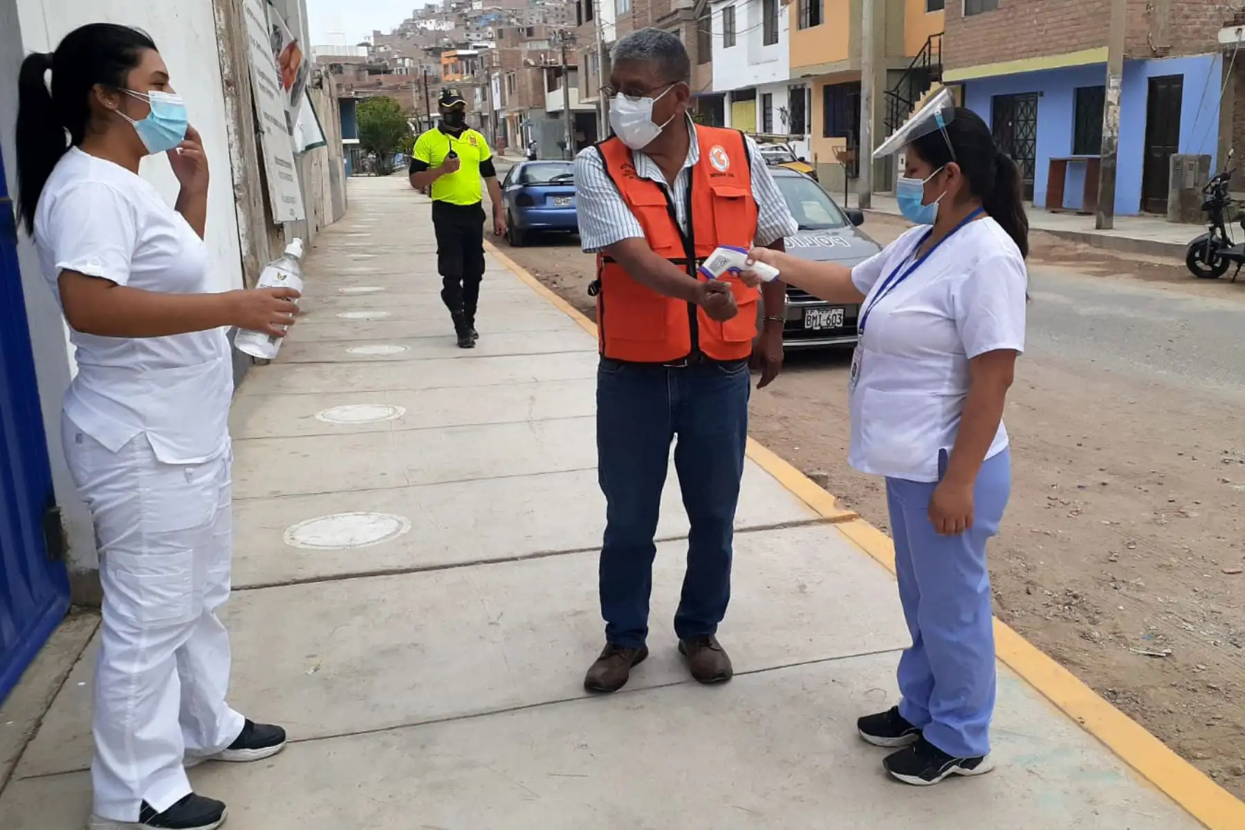 Alrededor de 30 pequeños productores de la Agricultura Familiar ofrecen variedad de productos de primera necesidad a precios justos en los mercados de Midagri “ De la Chacra a la Olla “ en el distrito de Chorrillos.
Foto: Agro Rural