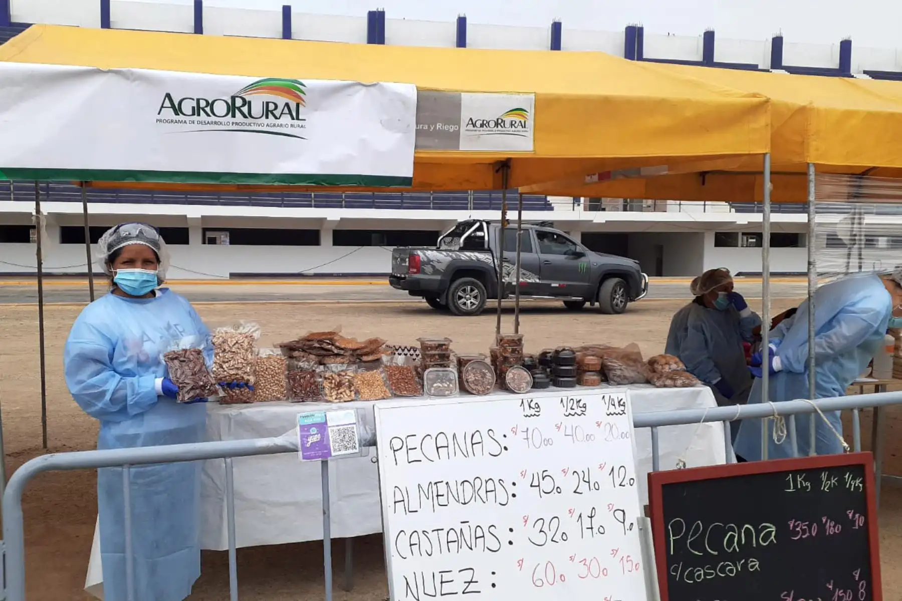 Alrededor de 30 pequeños productores de la Agricultura Familiar ofrecen variedad de productos de primera necesidad a precios justos en los mercados de Midagri “ De la Chacra a la Olla “ en el distrito de Chorrillos.
Foto: Agro Rural