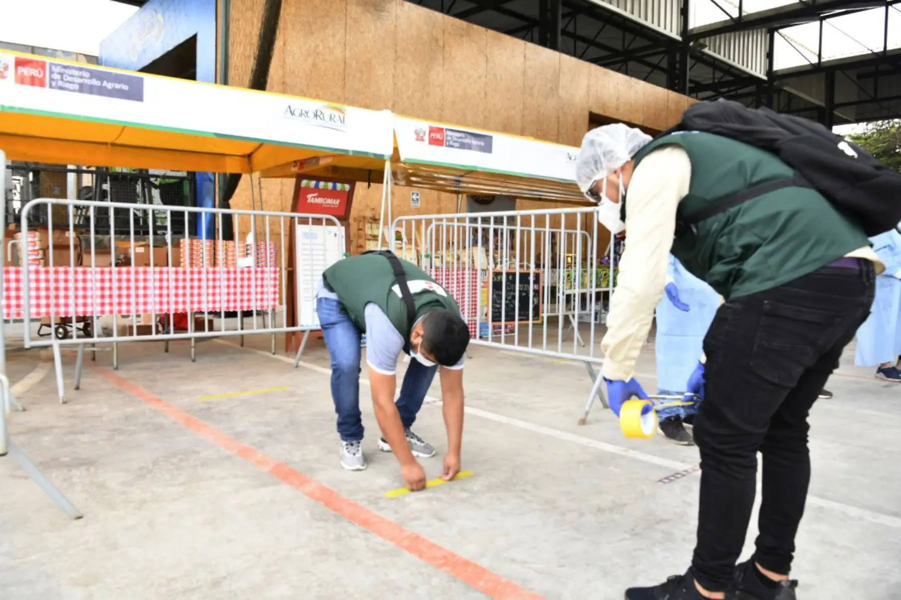 Alrededor de 30 pequeños productores de la Agricultura Familiar ofrecen variedad de productos de primera necesidad a precios justos en los mercados de Midagri “ De la Chacra a la Olla “ en el distrito de Chorrillos.
Foto: Agro Rural