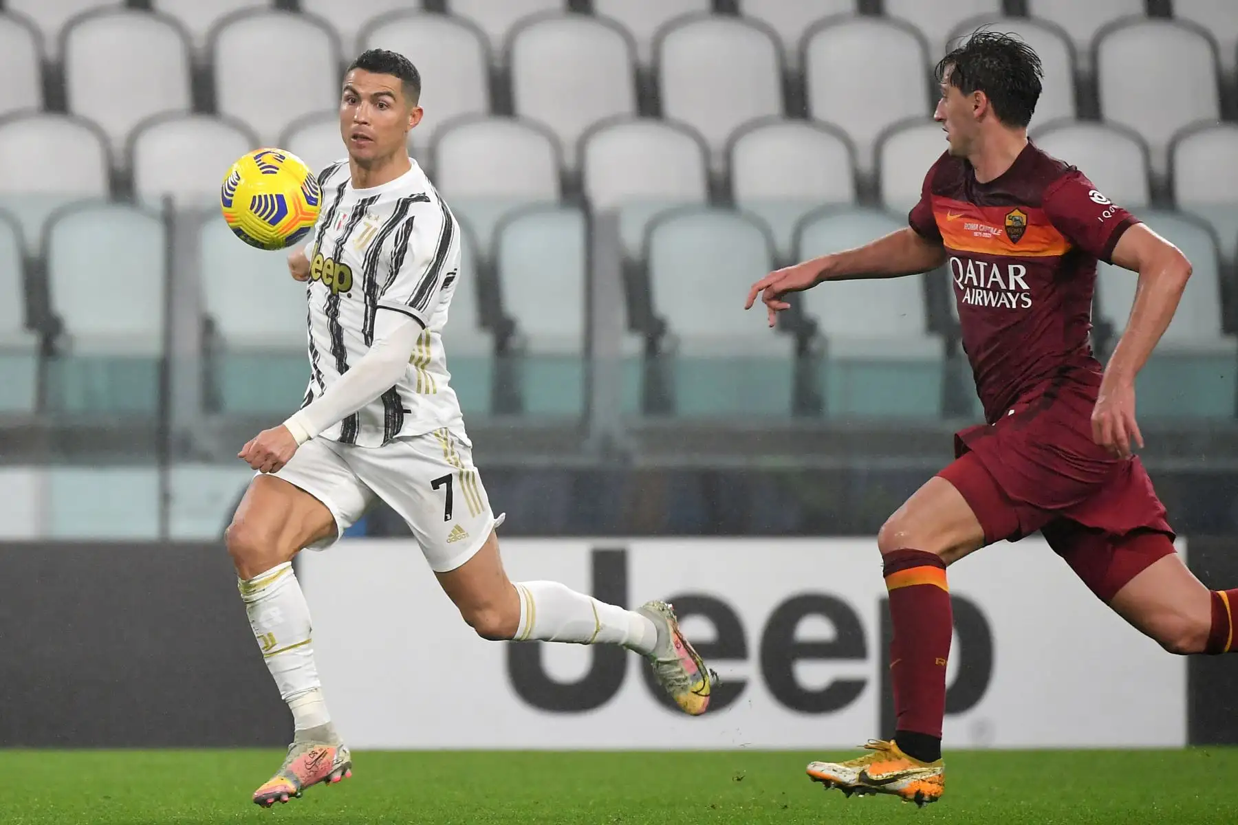 El delantero portugués de la Juventus Cristiano Ronaldo desafía al defensa albanés de la Roma Marash Kumbulla durante el partido de fútbol de la Serie A italiana Juventus vs AS Roma. 
Foto :AFP
