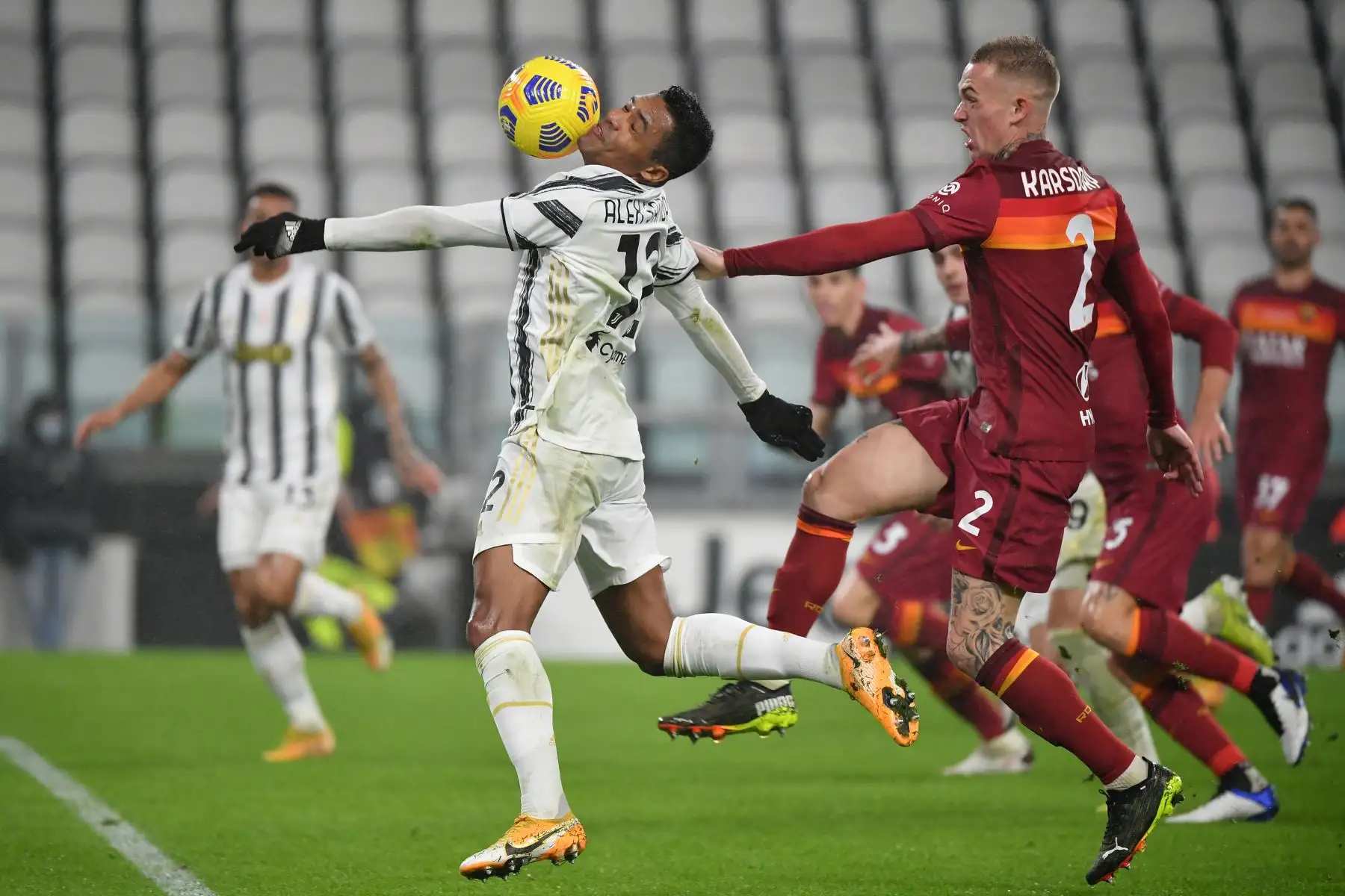 El defensa brasileño de la Juventus Alex Sandro y el defensa holandés de la Roma Rick Karsdorp van por el balón durante el partido de fútbol de la Serie A italiana Juventus vs AS Roma. 
Foto: AFP