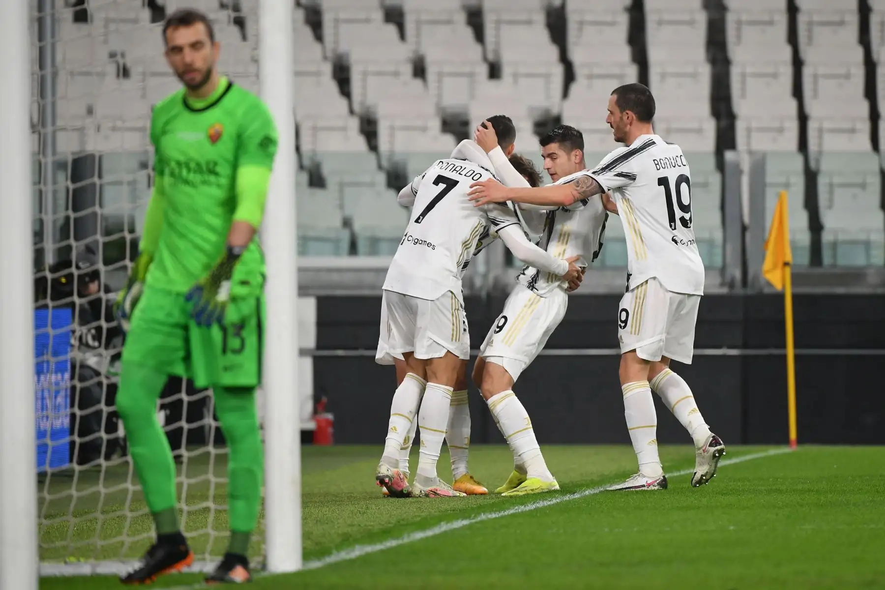 El delantero portugués de la Juventus, Cristiano Ronaldo, celebra con sus compañeros después de abrir el marcador durante el partido de fútbol de la Serie A italiana Juventus vs AS Roma. 
Foto: AFP
