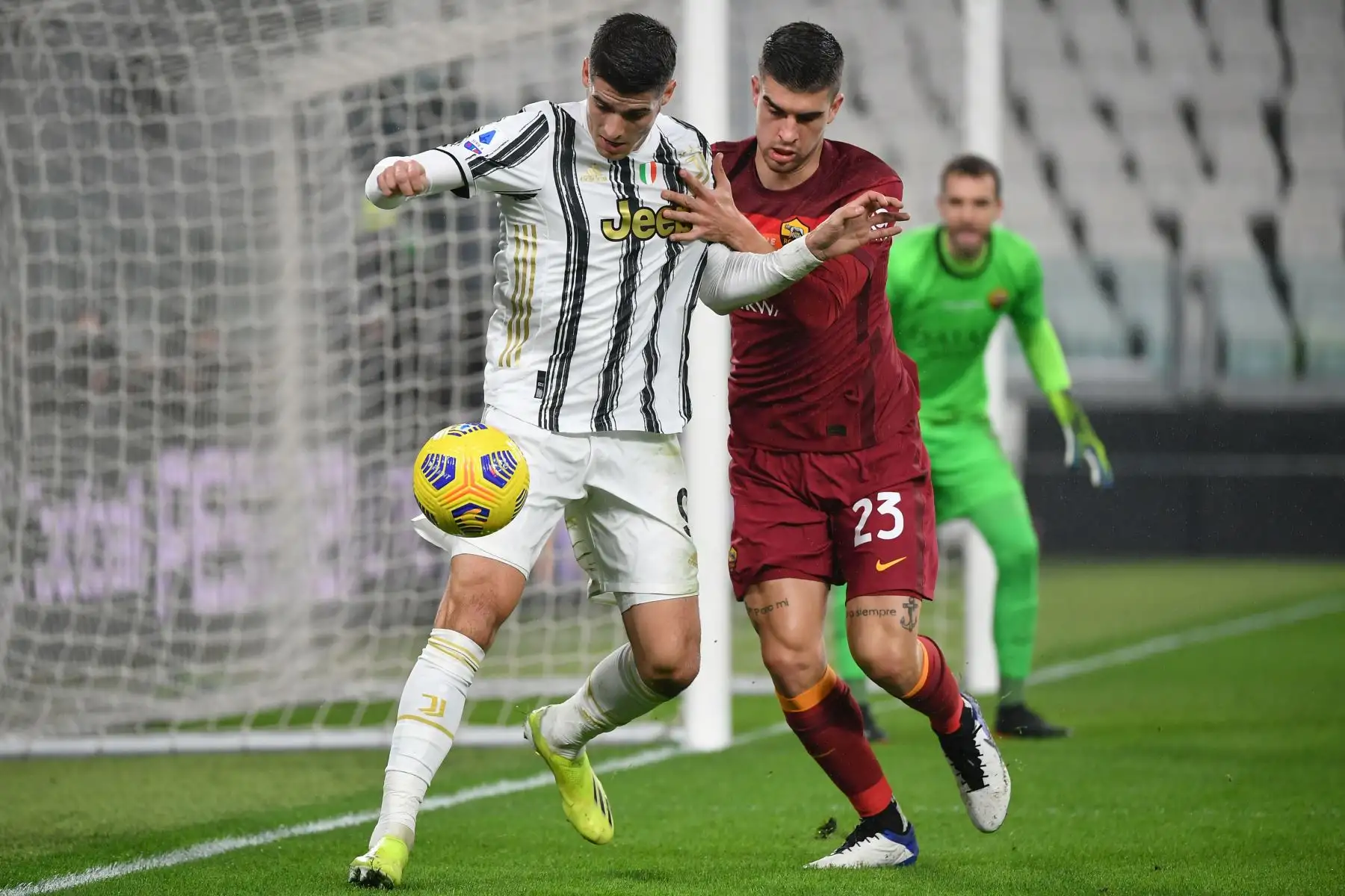 El defensa italiano de la Roma Gianluca Mancini defiende ante el delantero español de la Juventus Álvaro Morata durante el partido de fútbol de la Serie A italiana Juventus vs AS Roma. 
Foto: AFP