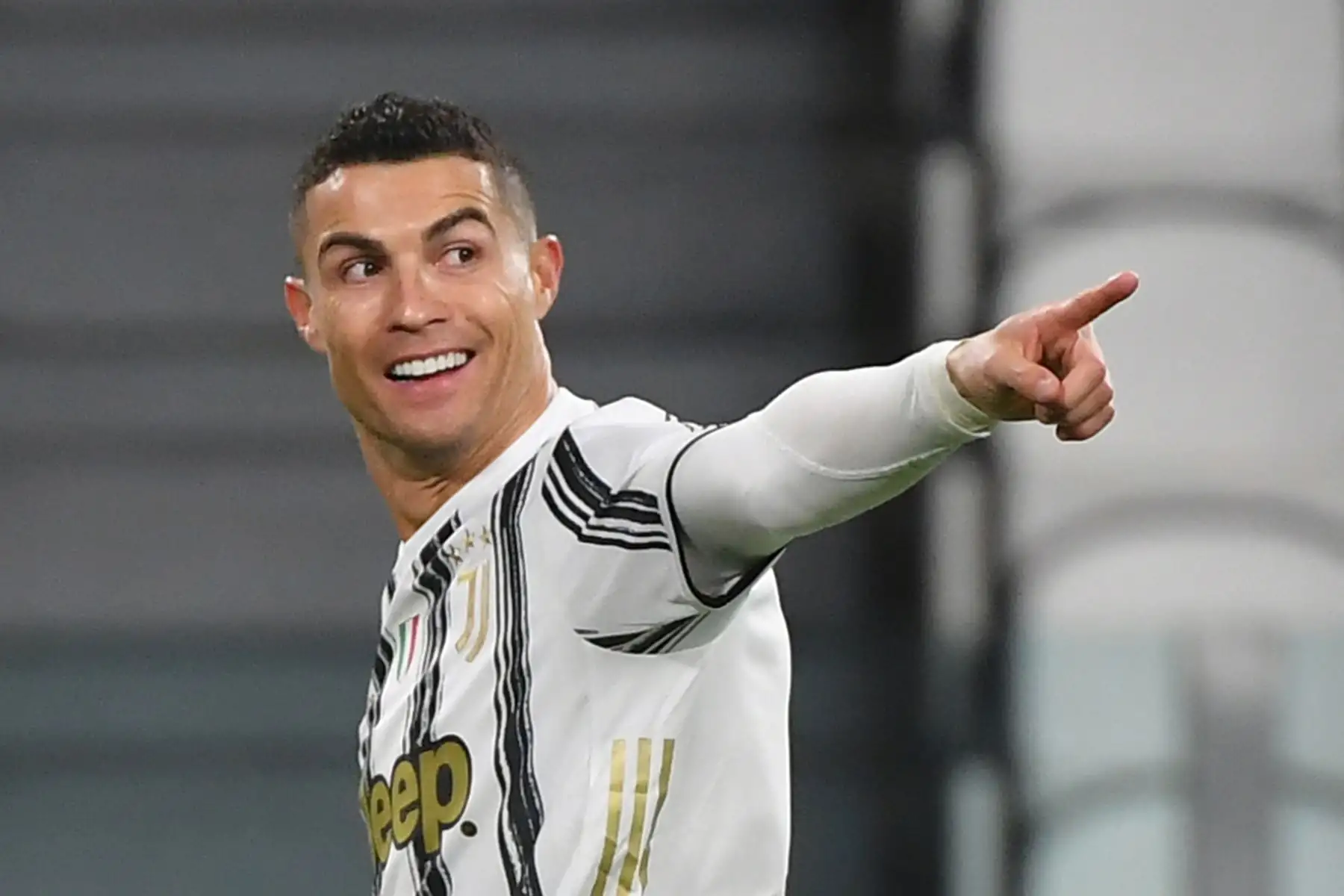 El delantero portugués de la Juventus Cristiano Ronaldo celebra después de abrir el marcador durante el partido de fútbol de la Serie A italiana Juventus vs AS Roma.
Foto: AFP