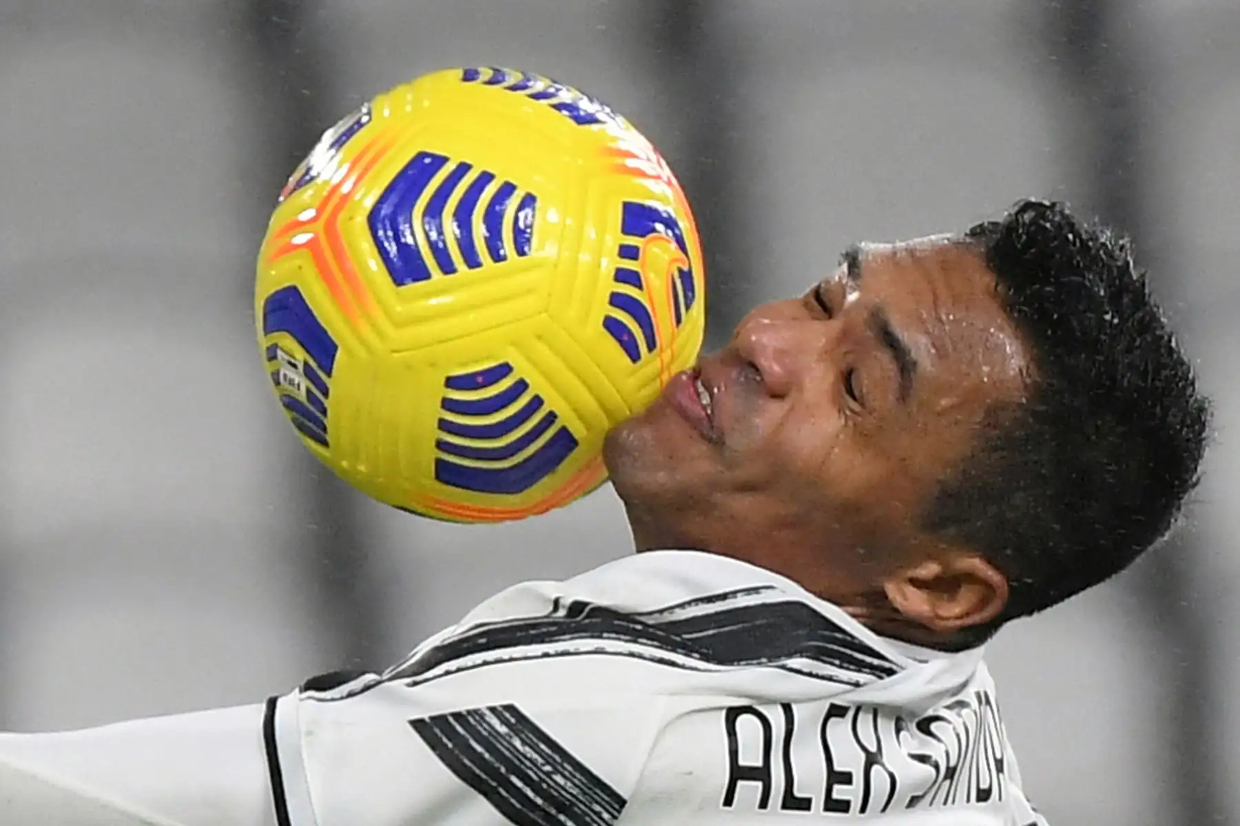 El defensa brasileño de la Juventus Alex Sandro golpea el balón con la barbilla durante el partido de fútbol de la Serie A italiana Juventus vs AS Roma. 
Foto: AFP