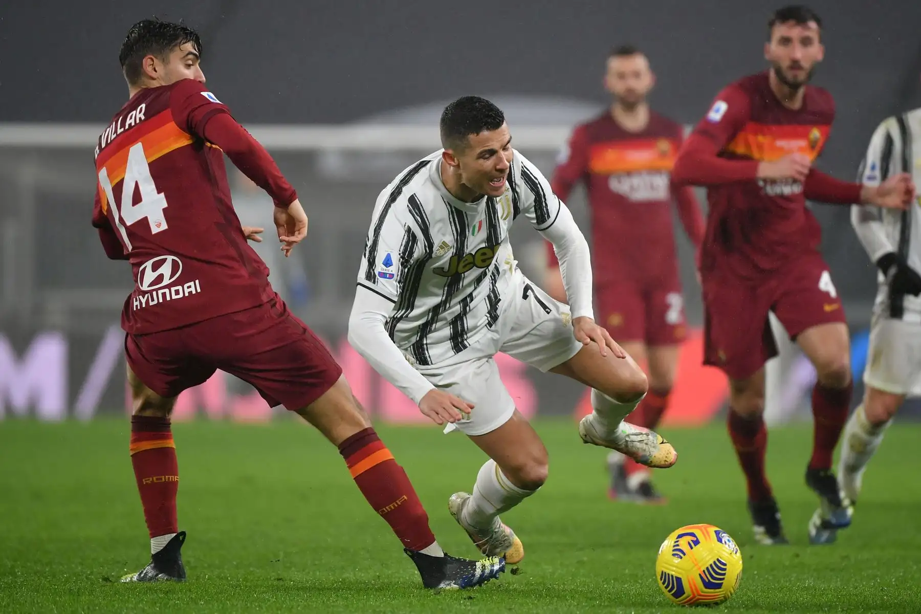 El centrocampista español de la Roma, Gonzalo Villar, aborda al delantero portugués de la Juventus, Cristiano Ronaldo, durante el partido de fútbol de la Serie A italiana Juventus vs AS Roma.
Foto: AFP
